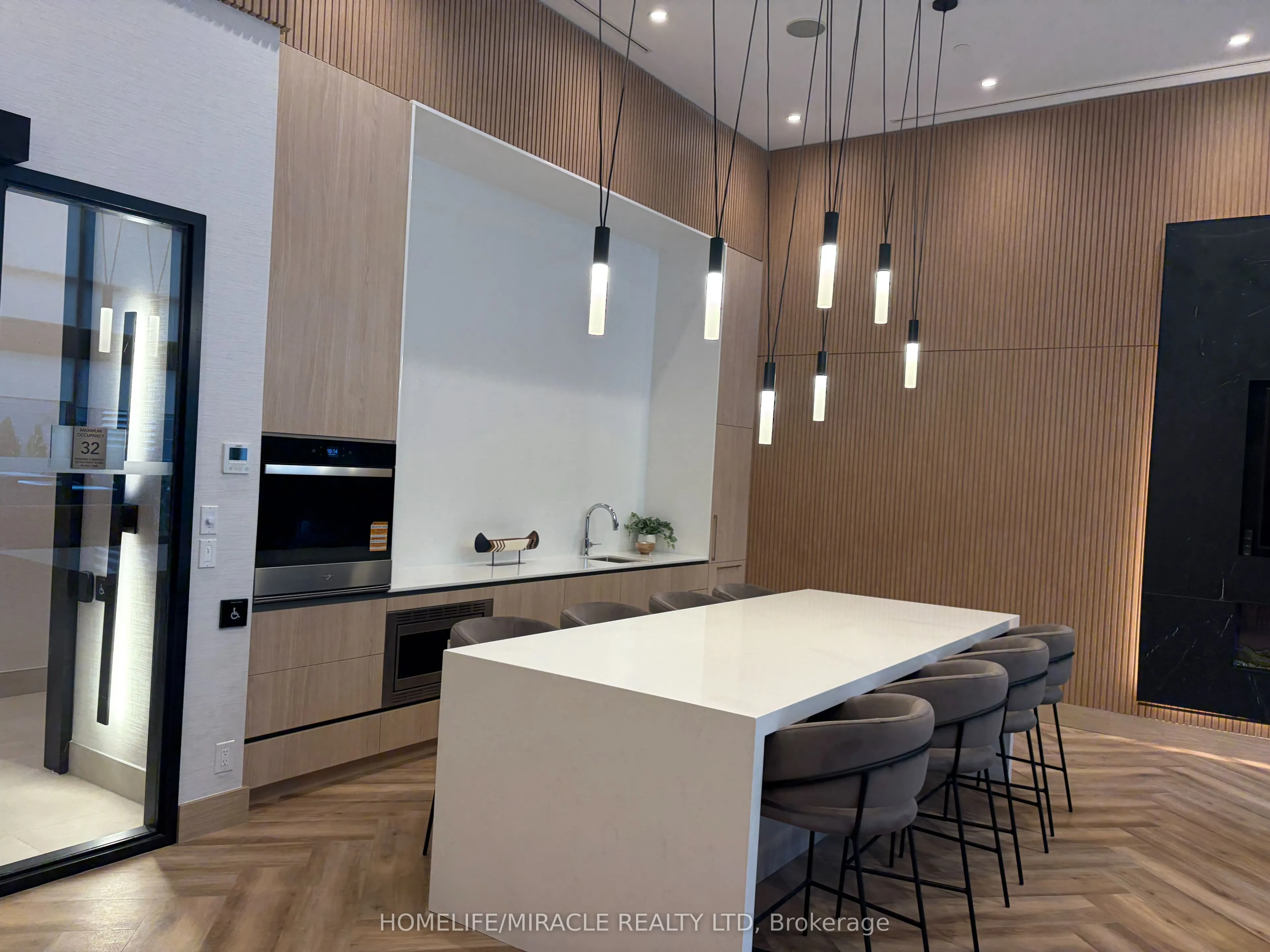 1381 Lakeshore Road E #523