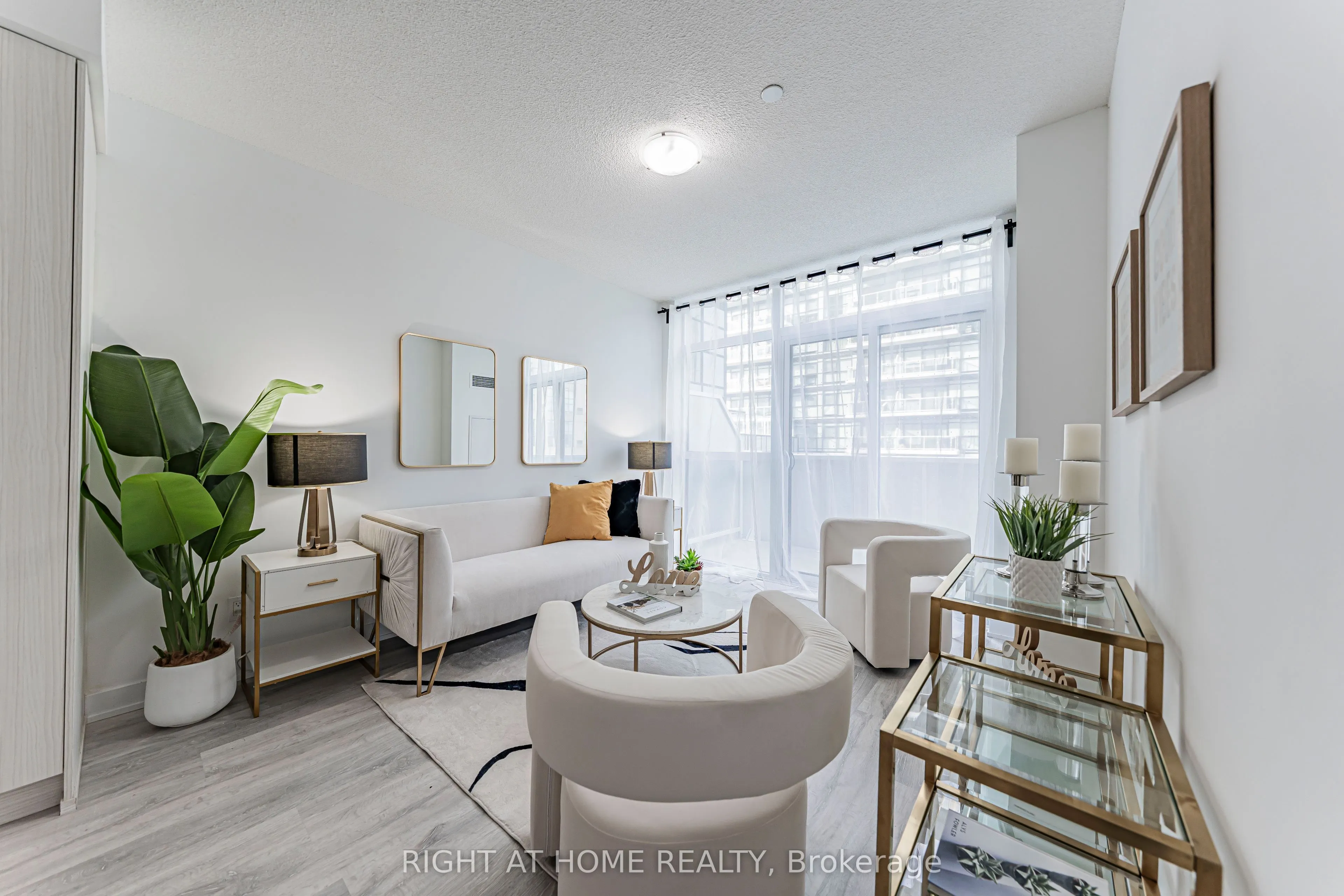 251 Manitoba Street #402