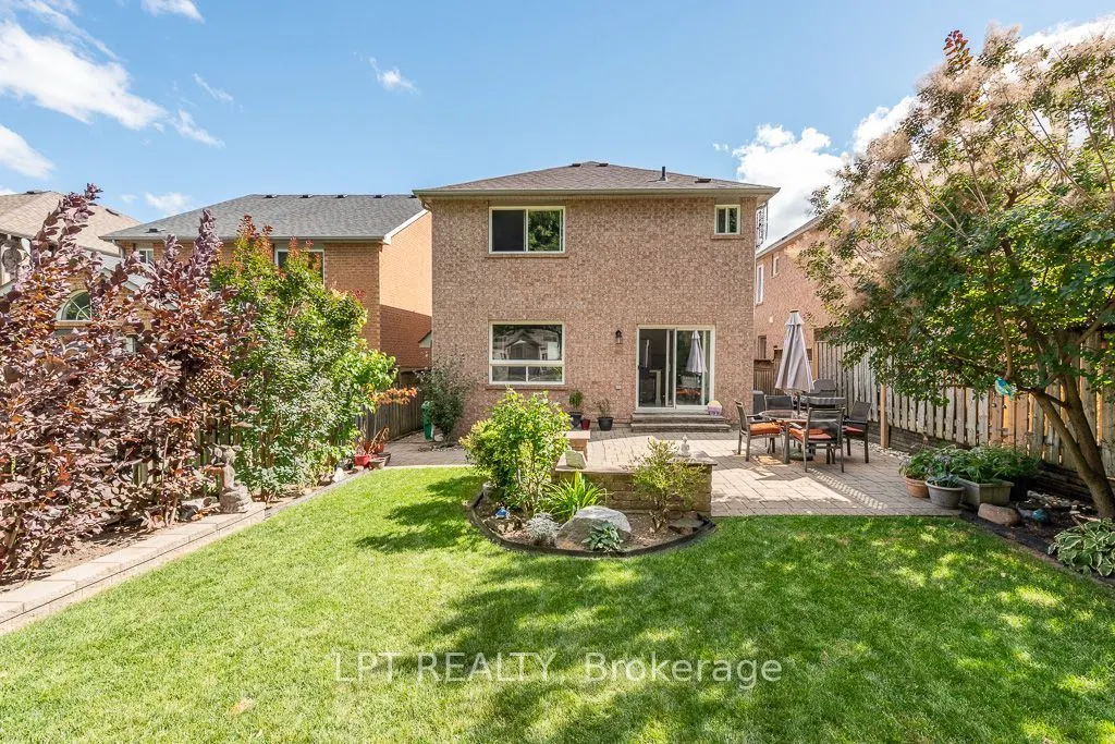 16 OAK GARDENS Court