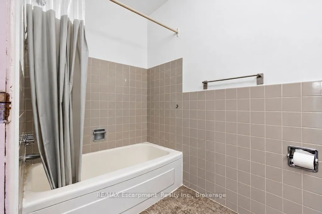 830 Robinson Street #303