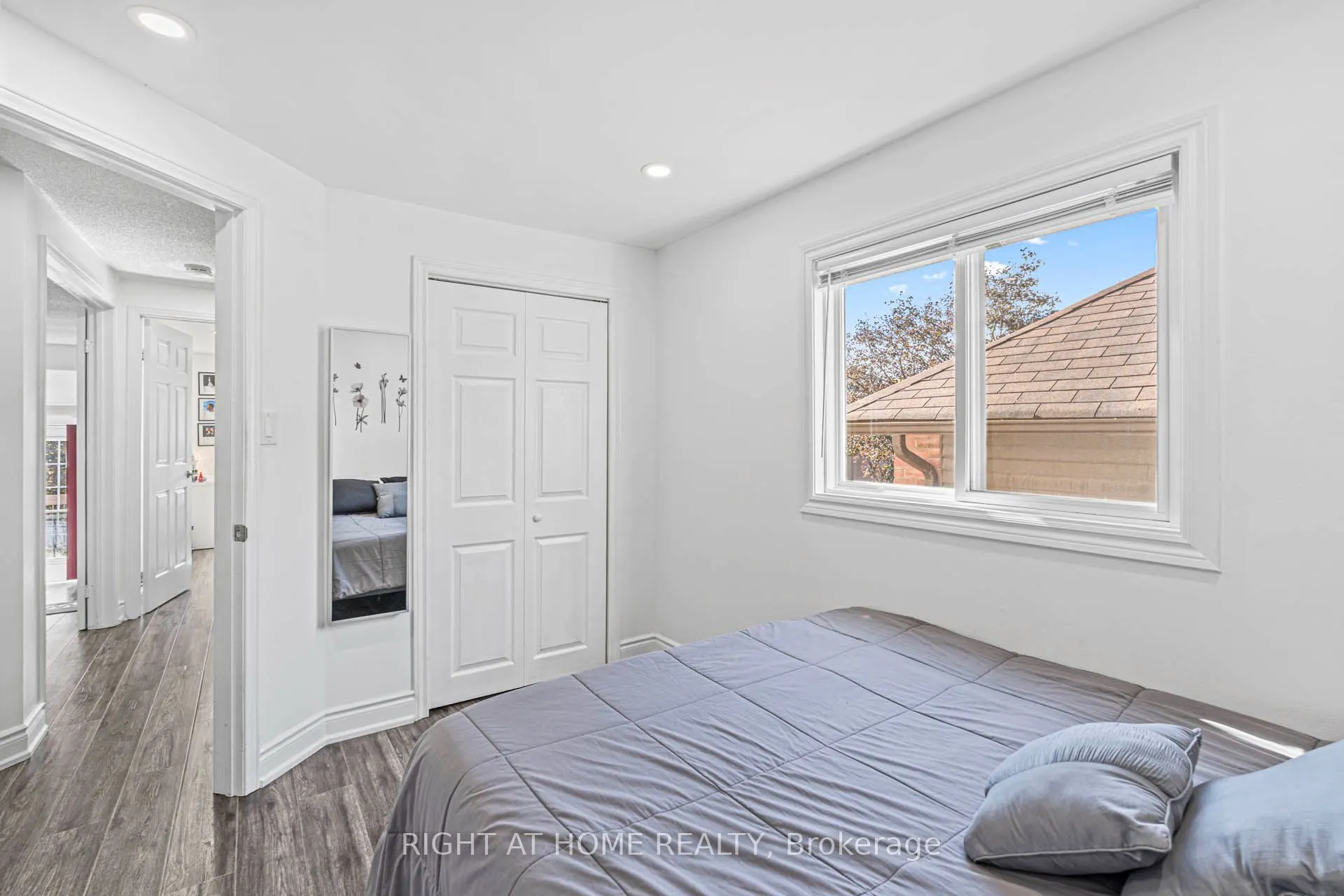 36 Burton Road W