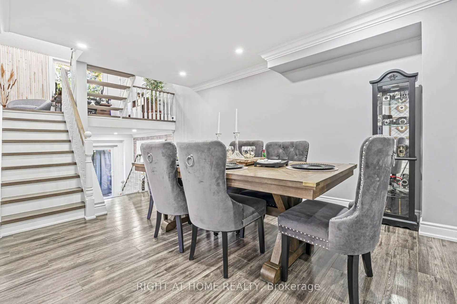 36 Burton Road W
