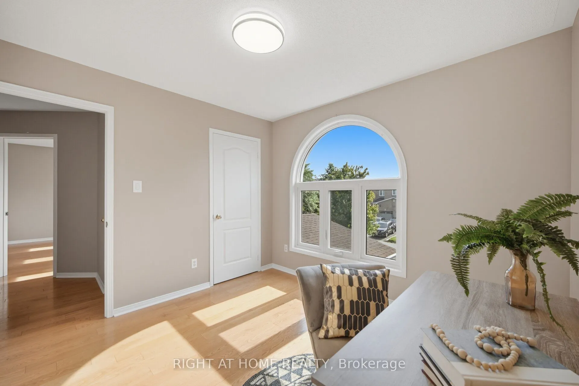 975 Mantle Crescent