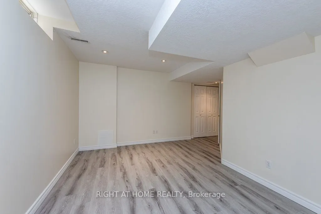 975 Mantle Crescent