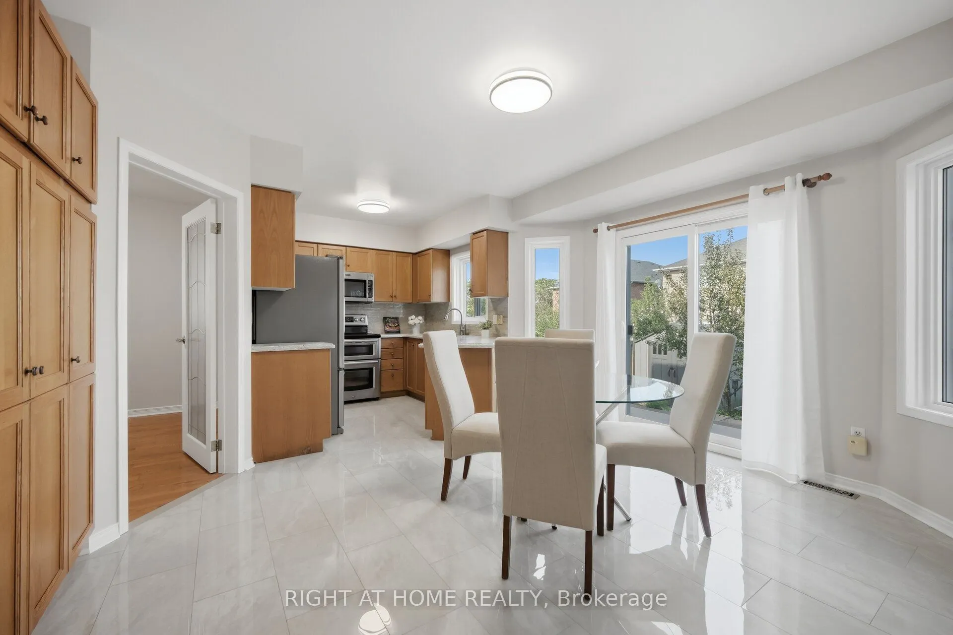 975 Mantle Crescent