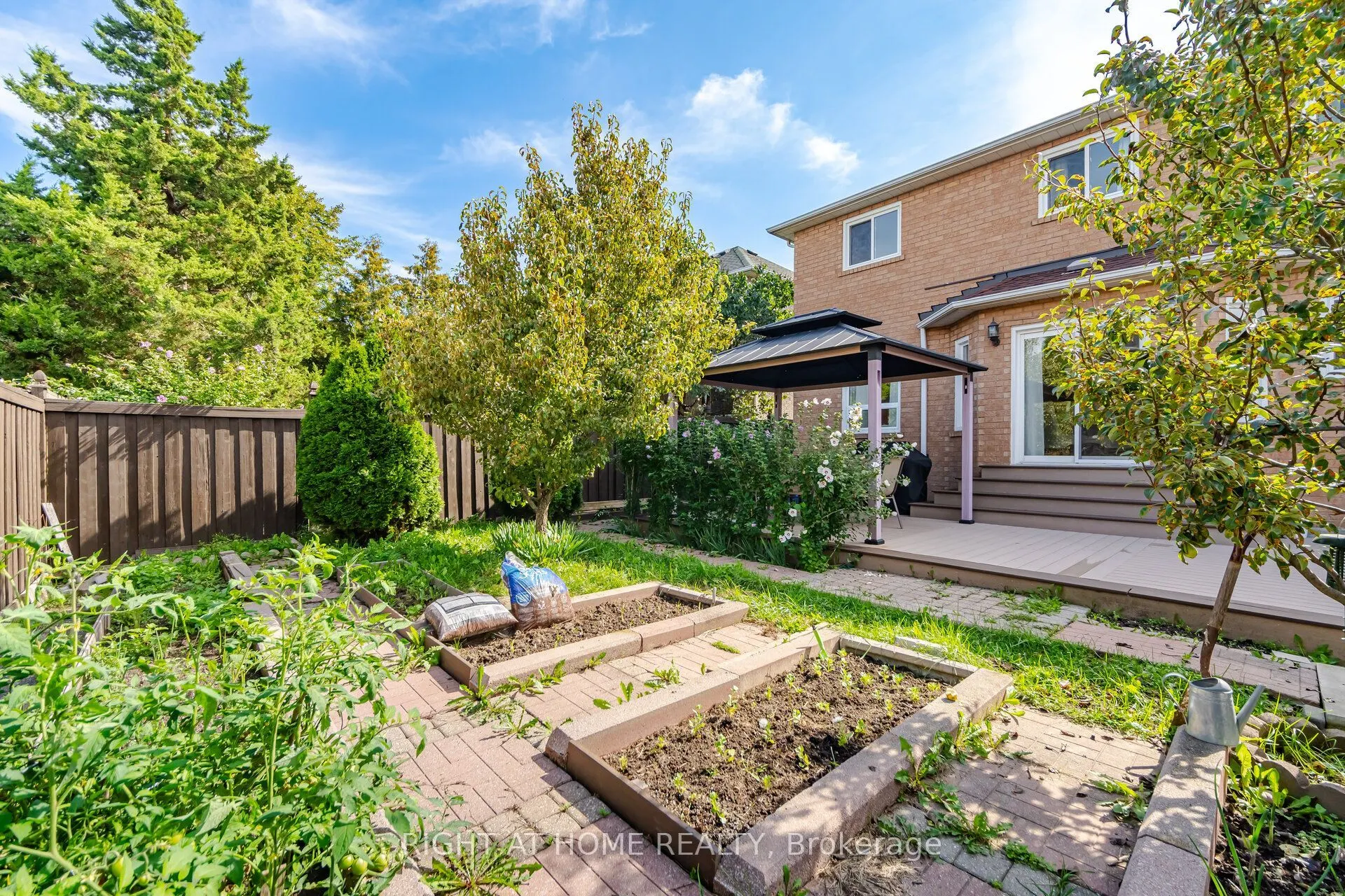 975 Mantle Crescent