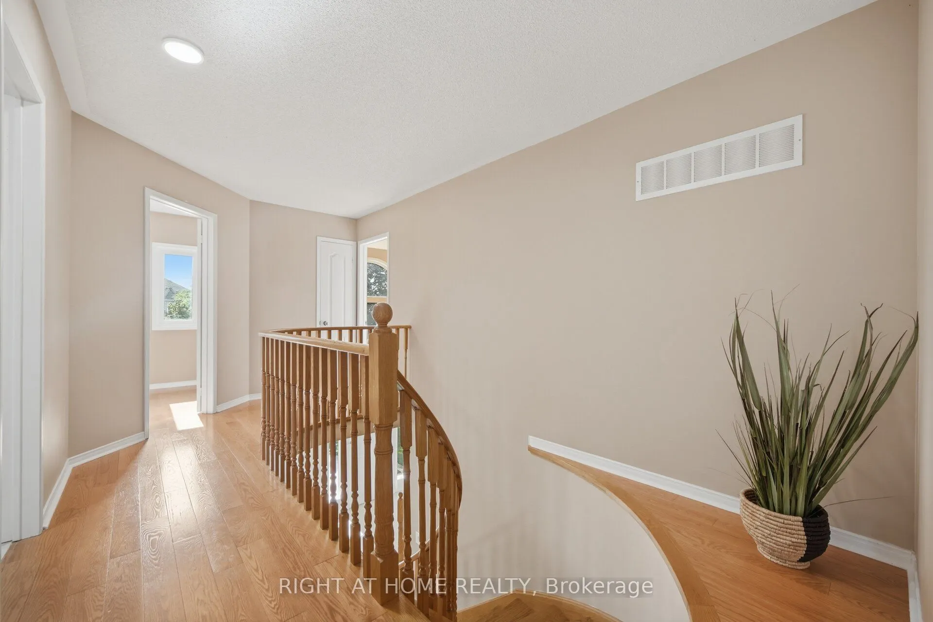975 Mantle Crescent