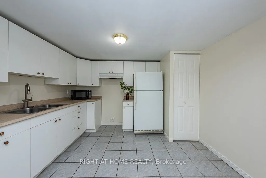 975 Mantle Crescent