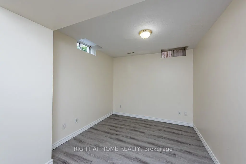 975 Mantle Crescent