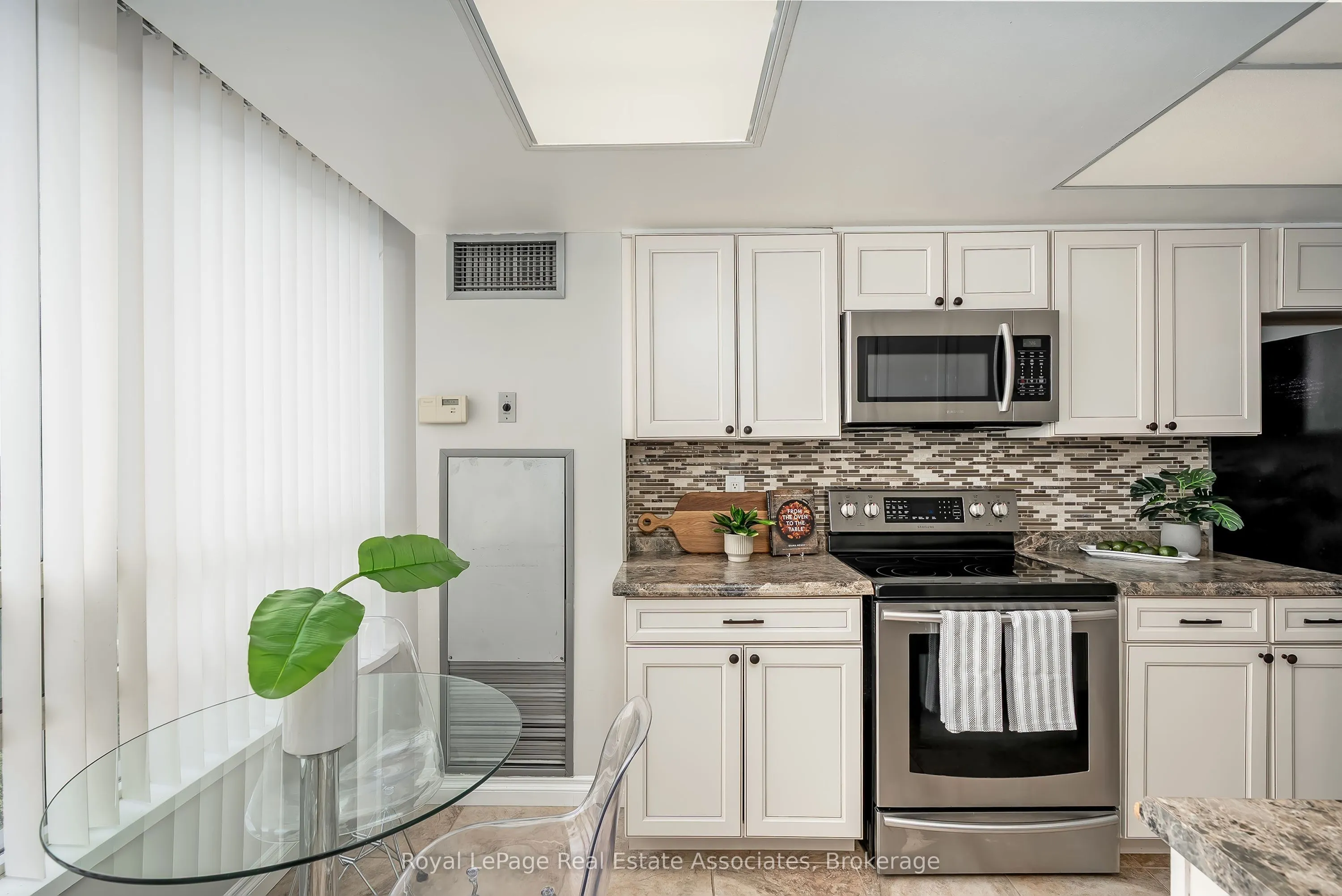 75 King Street E #1611