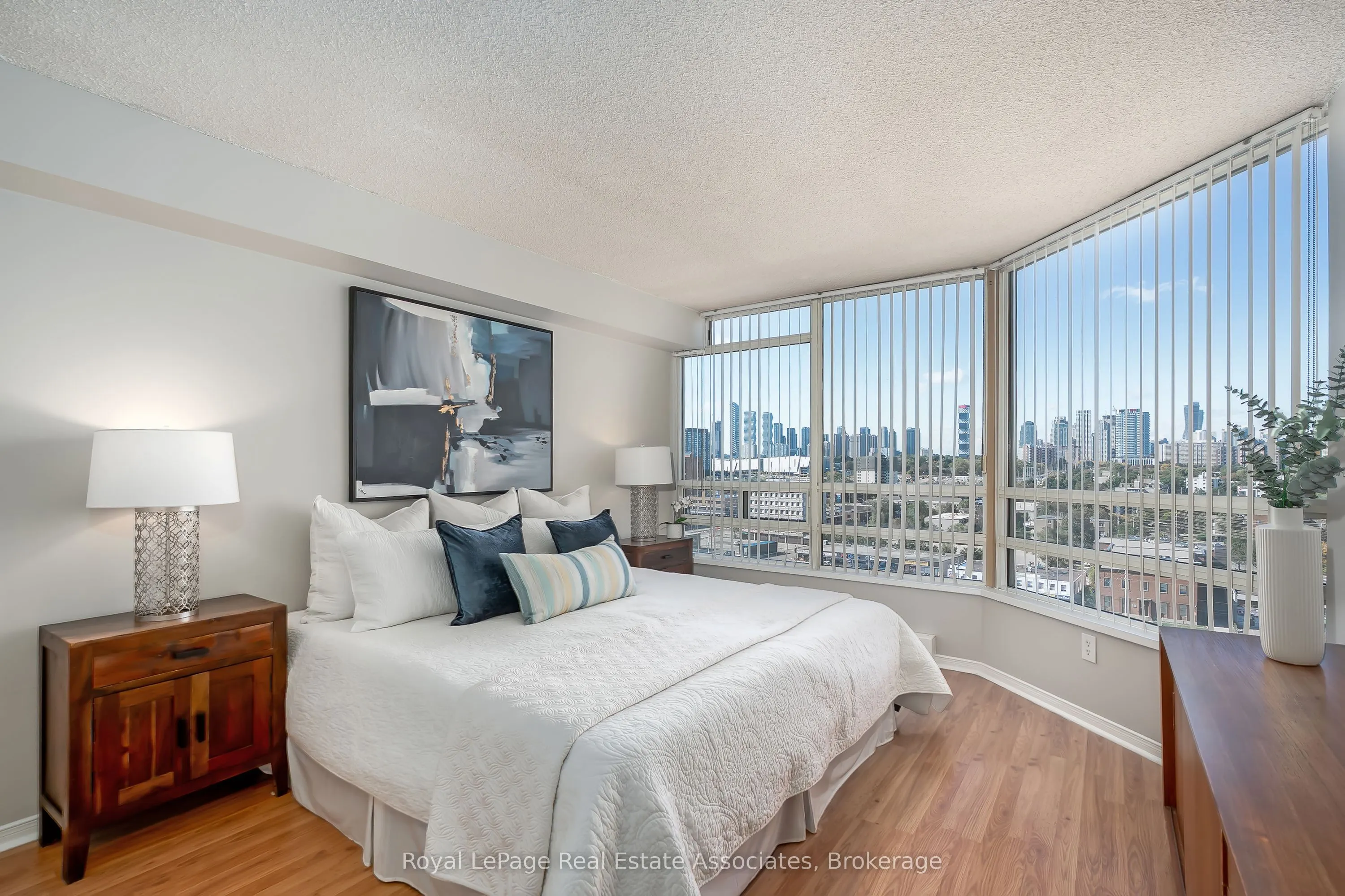 75 King Street E #1611