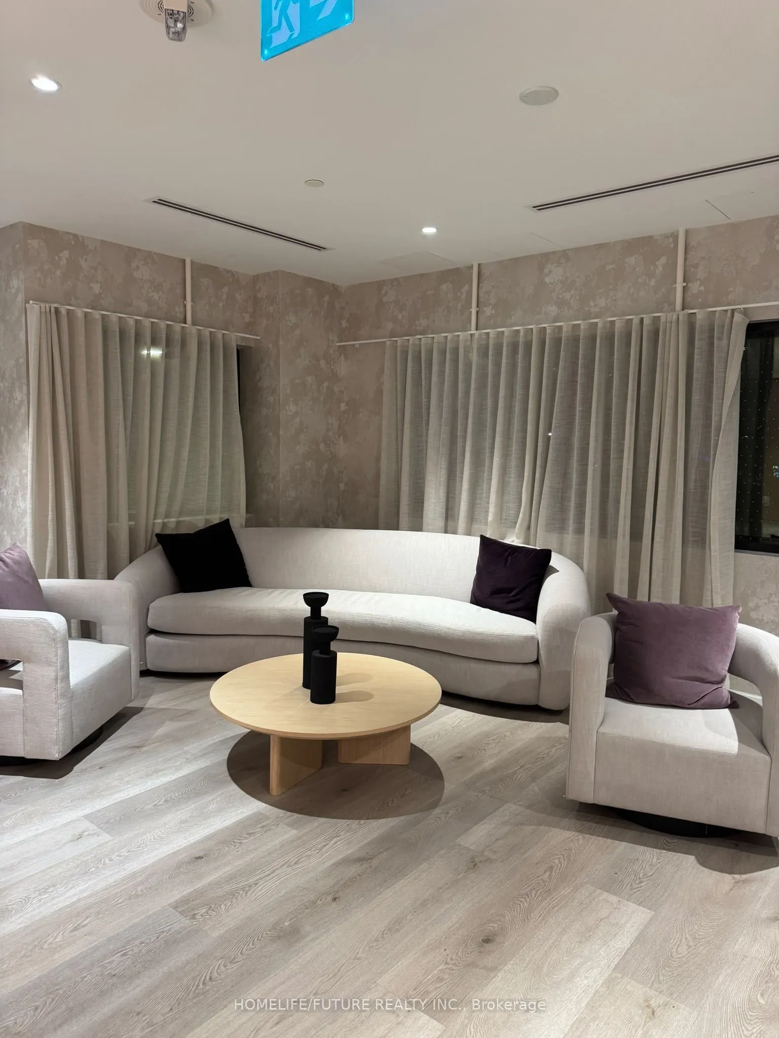 86 Dundas Street #1221