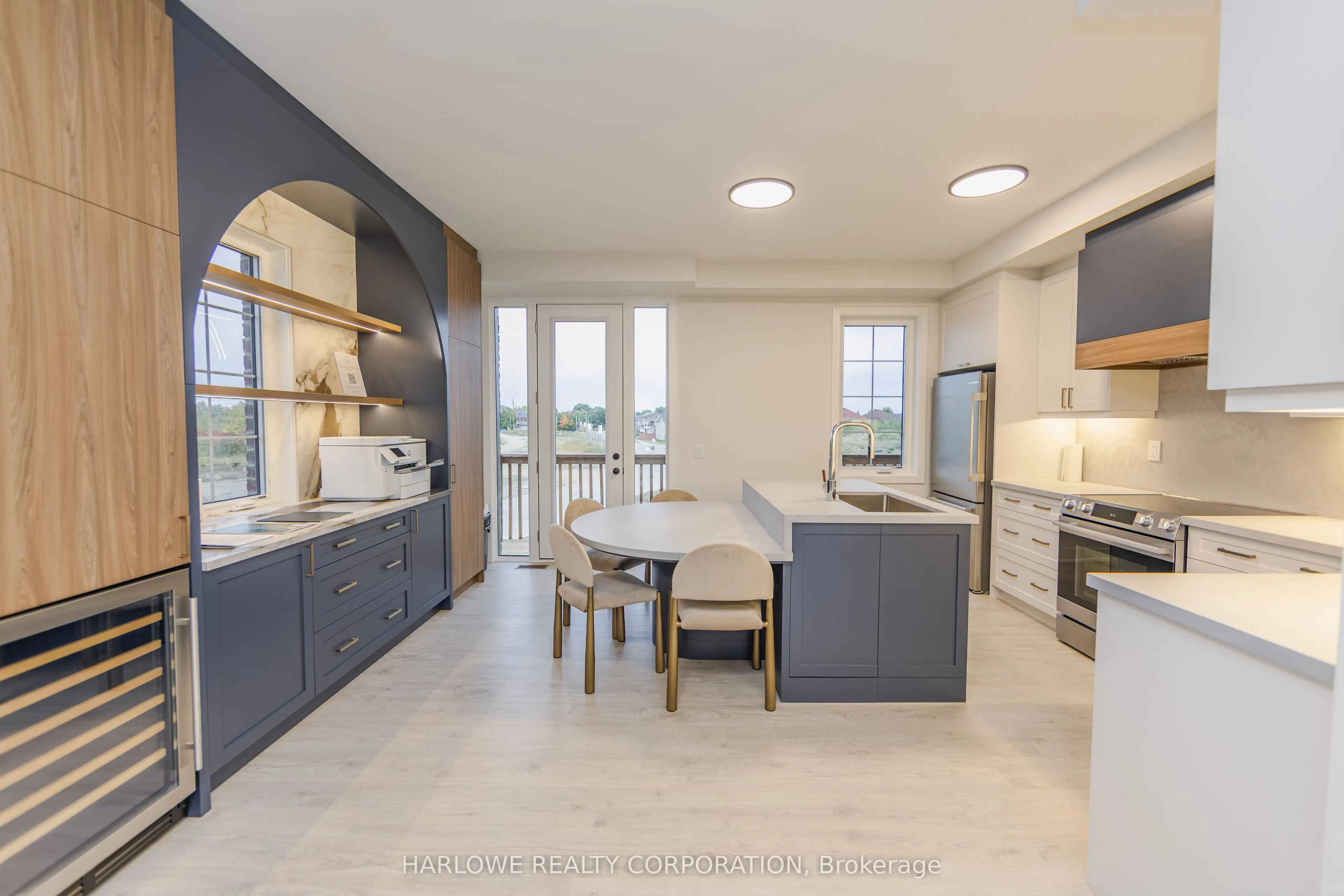 330 Waterhouse Crescent N