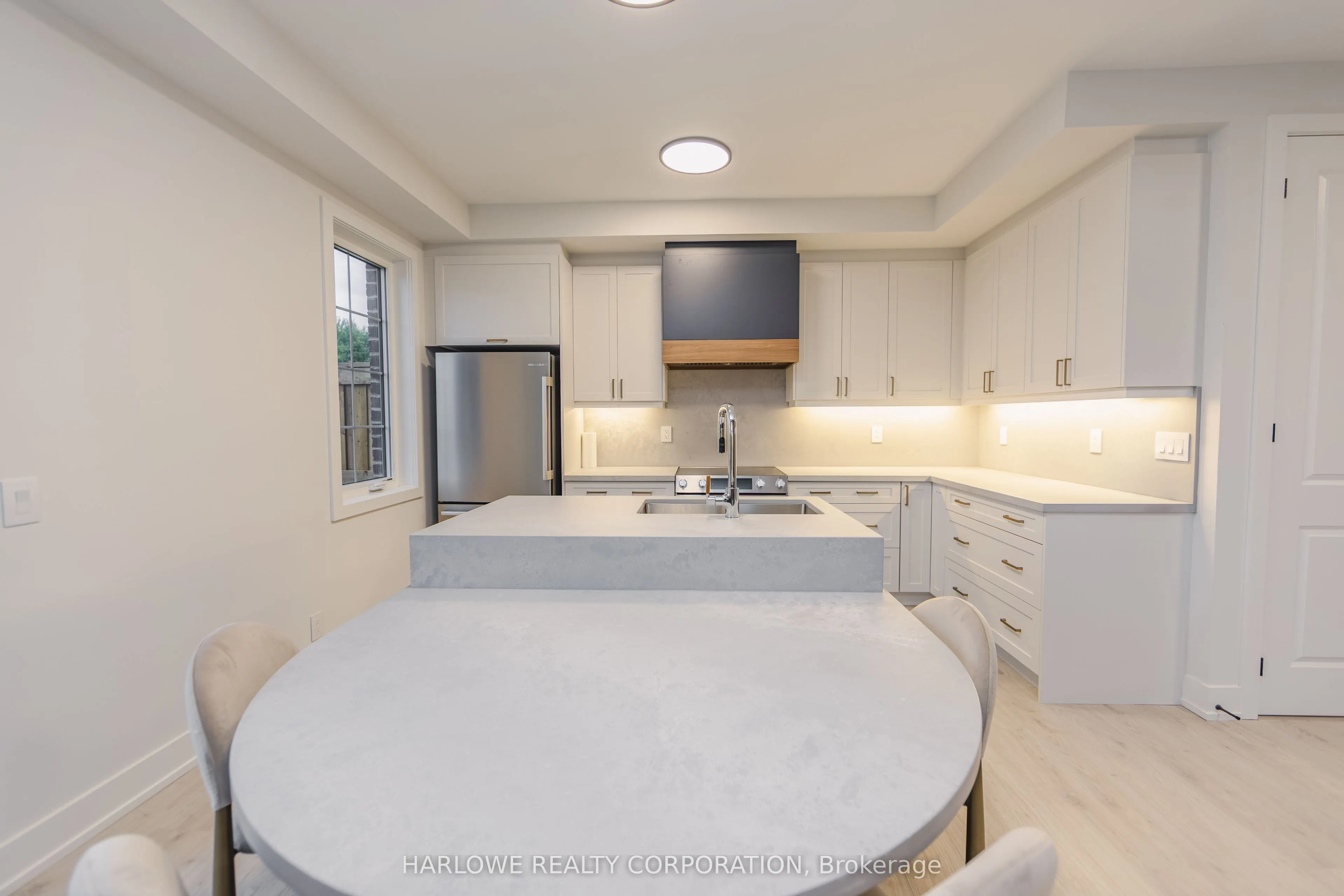 330 Waterhouse Crescent N