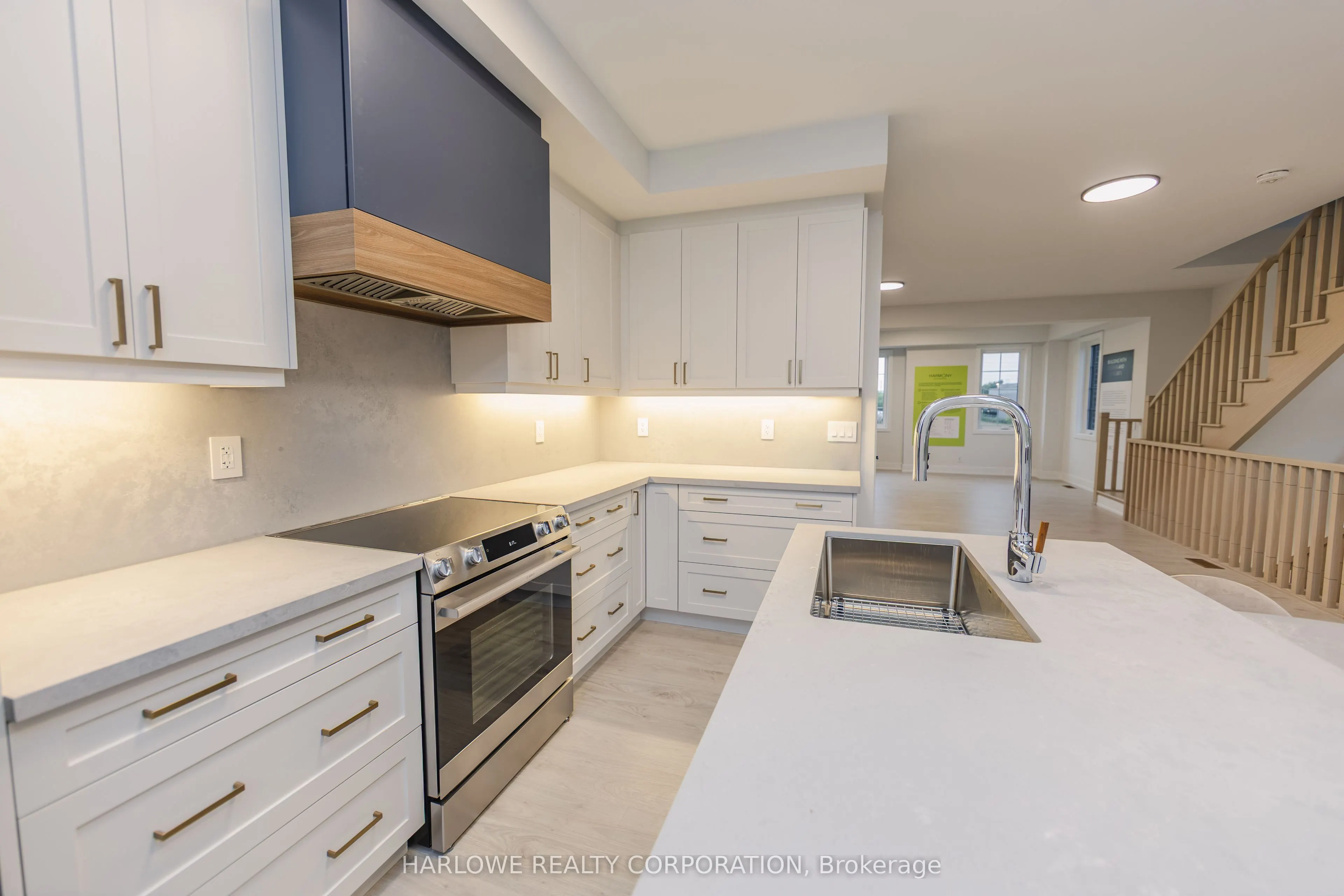 330 Waterhouse Crescent N