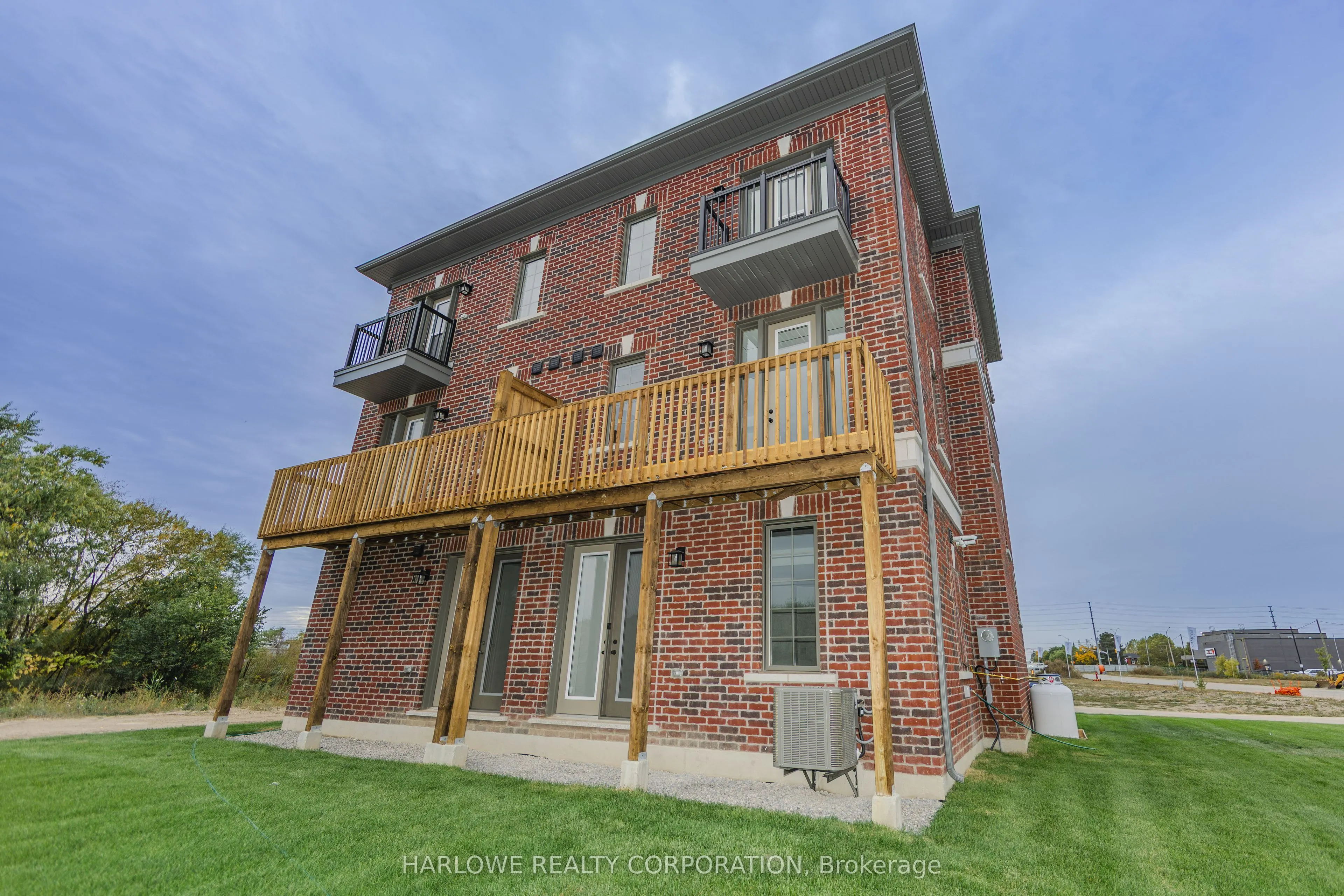 330 Waterhouse Crescent N