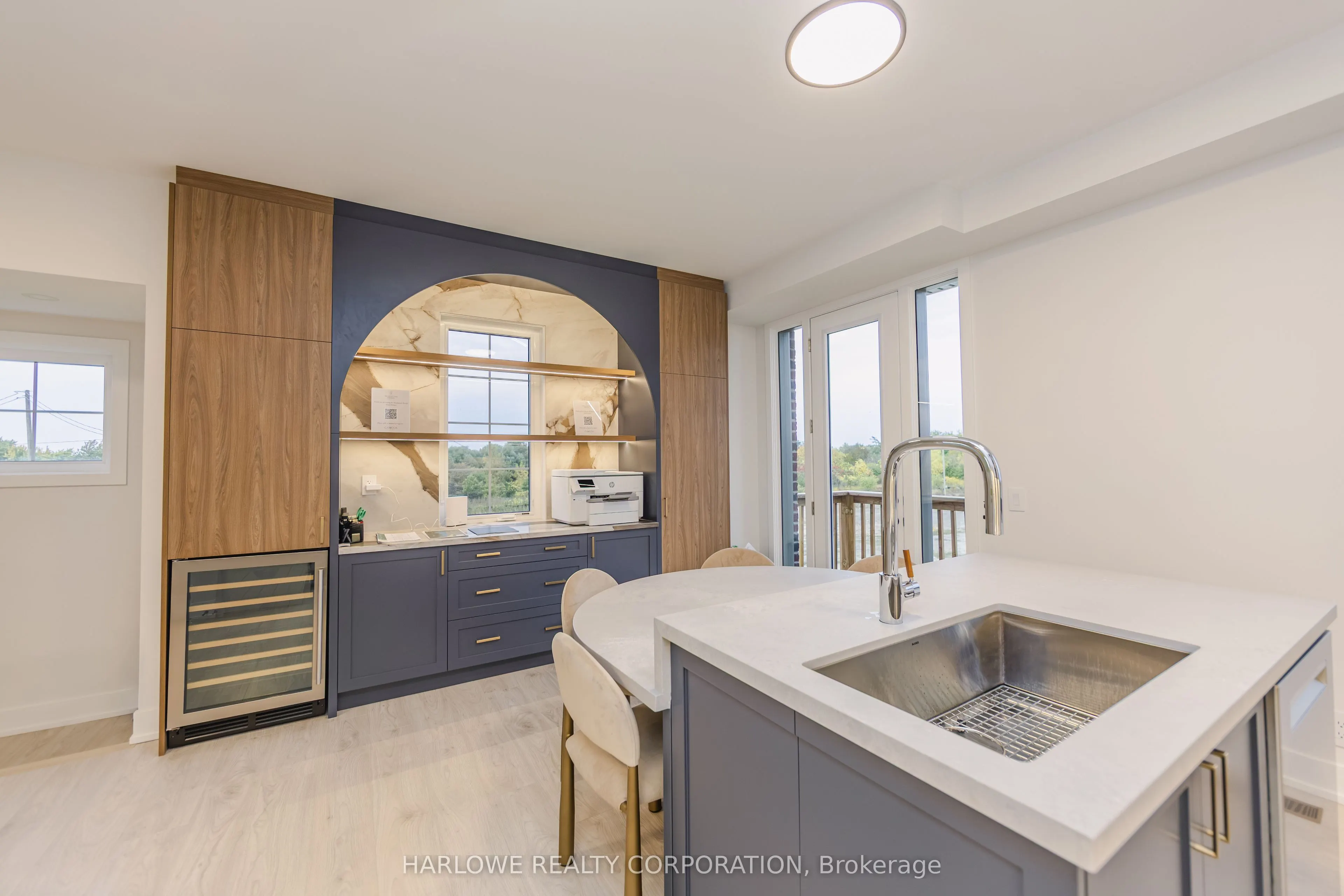 330 Waterhouse Crescent N