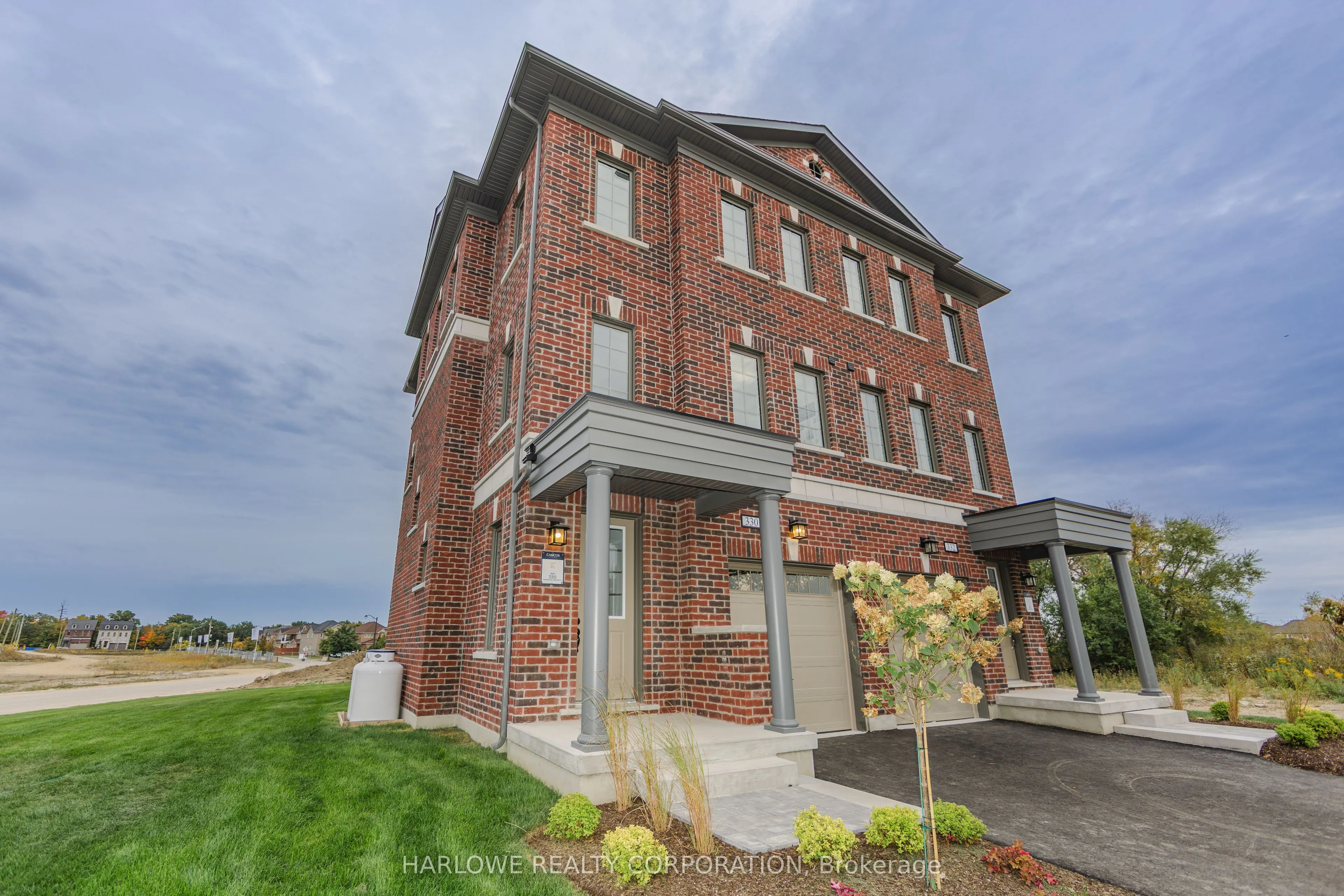330 Waterhouse Crescent N