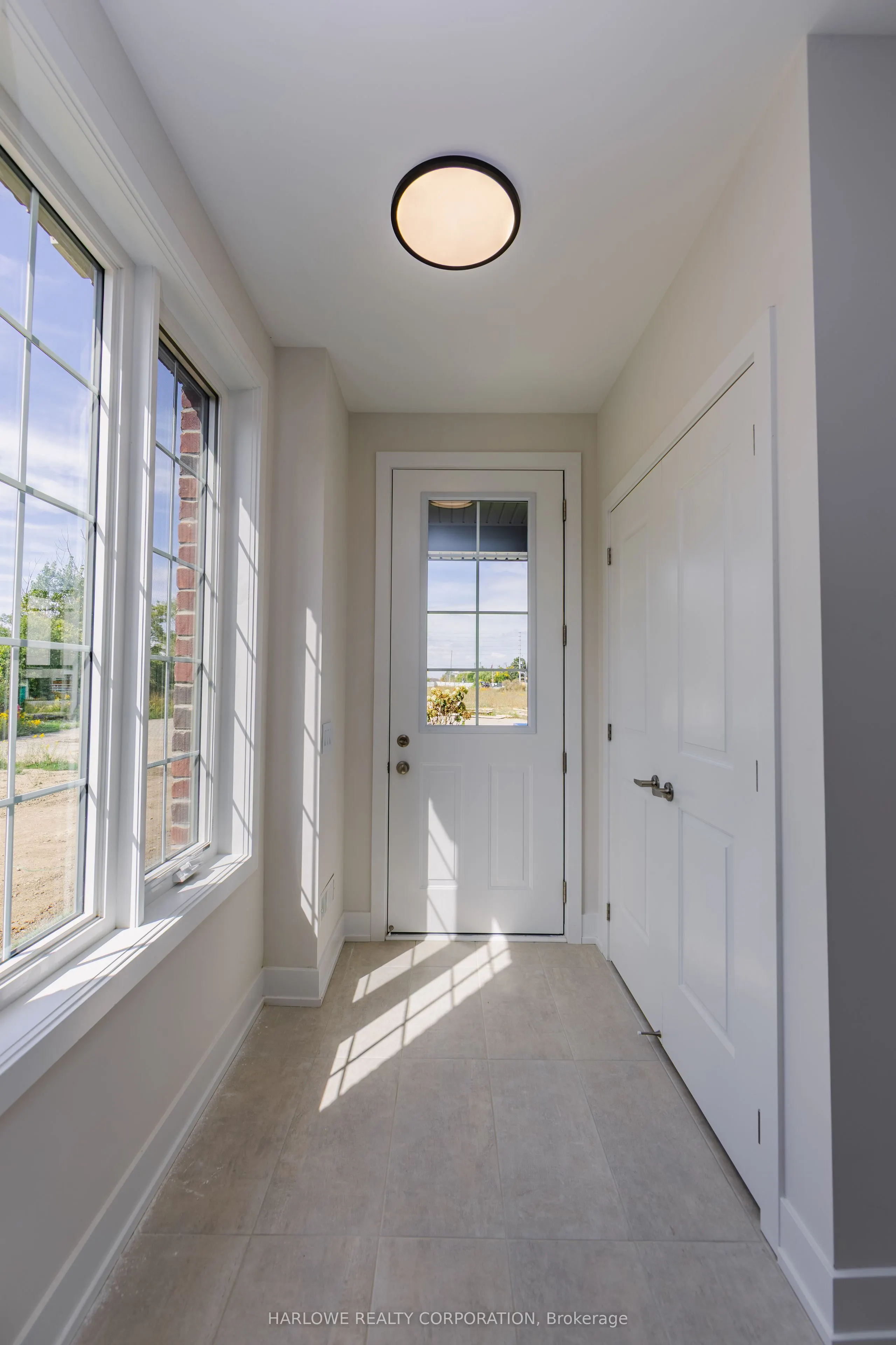 332 Waterhouse Crescent N