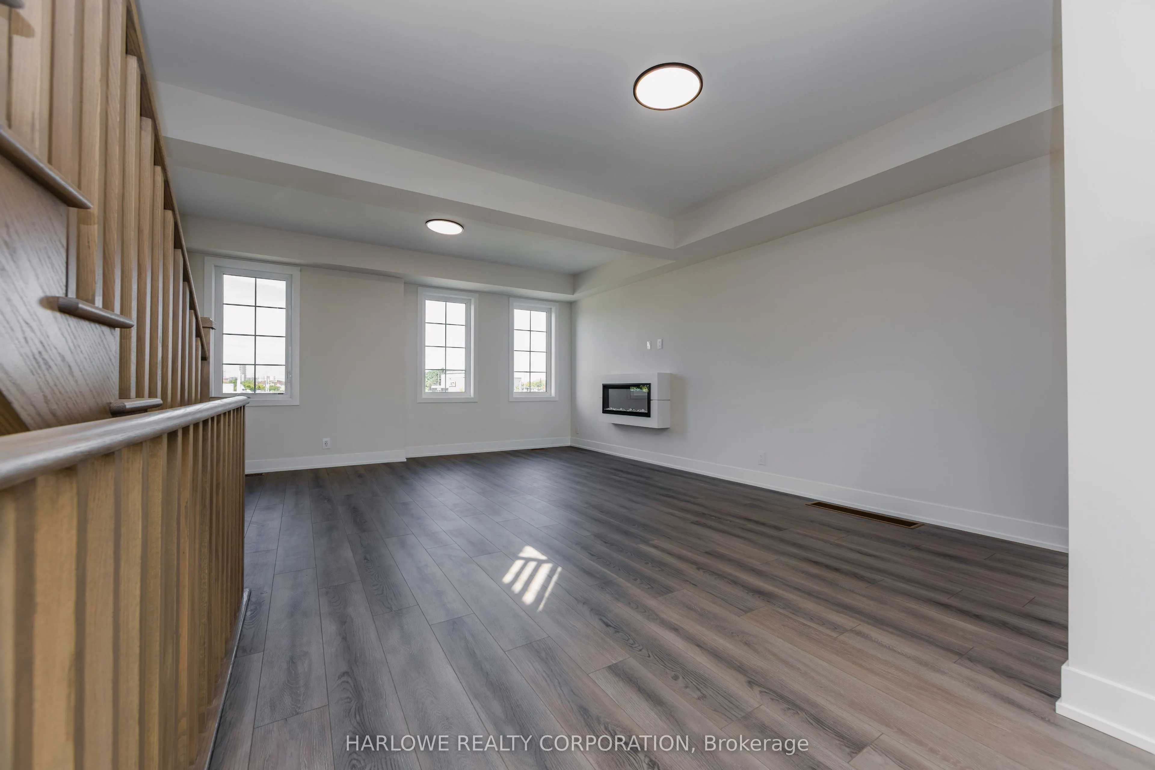 332 Waterhouse Crescent N