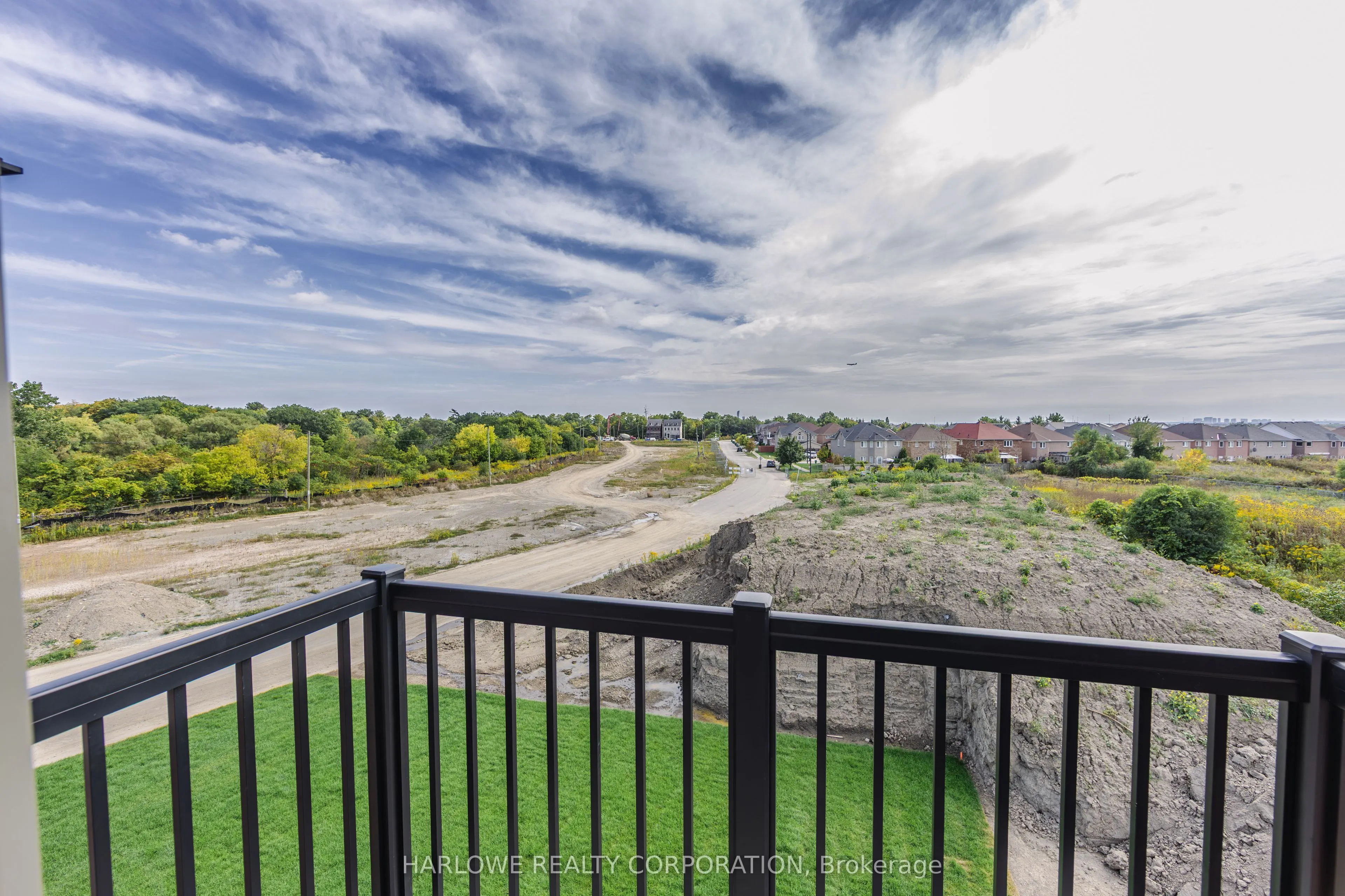 332 Waterhouse Crescent N