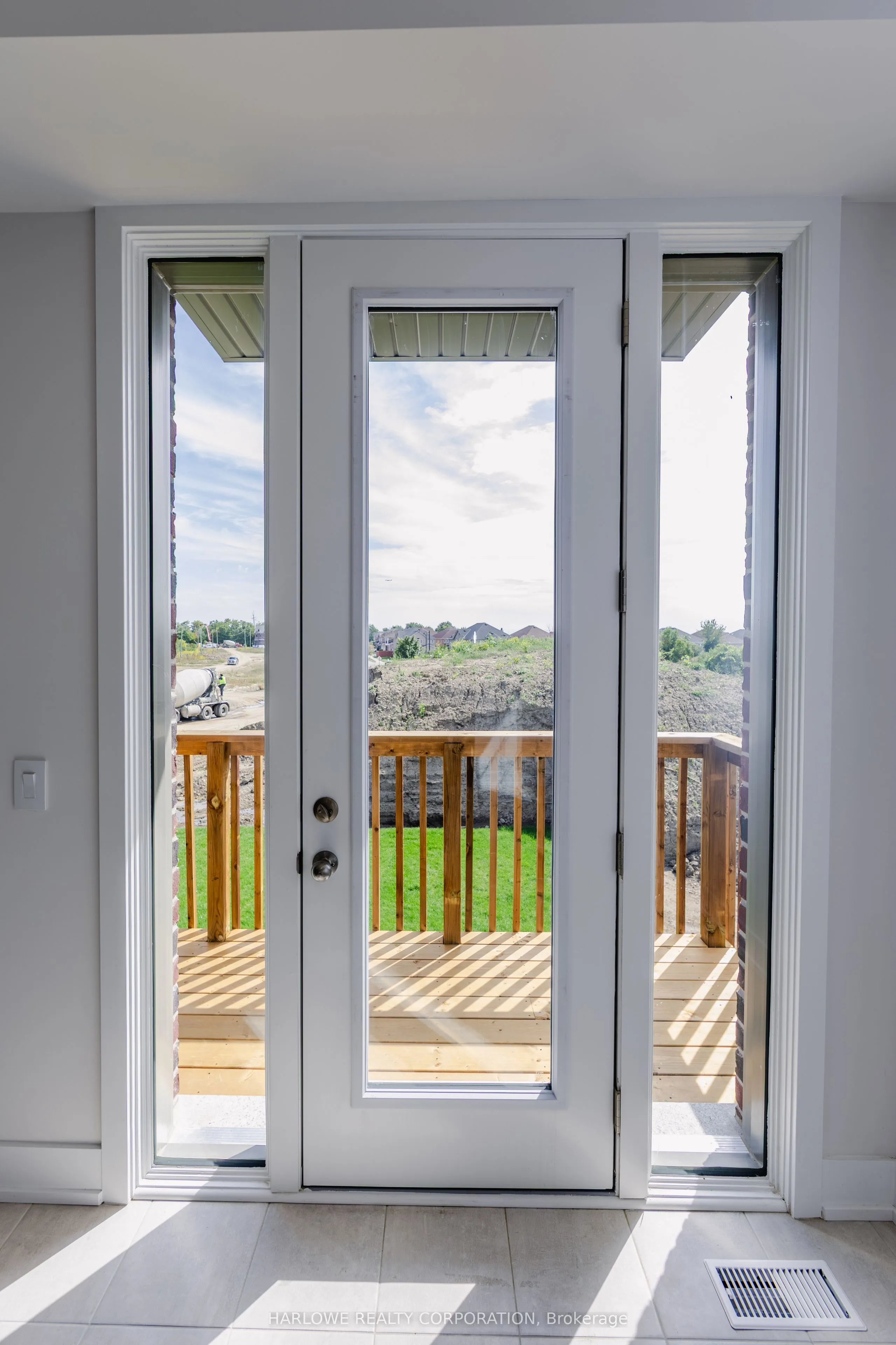 332 Waterhouse Crescent N