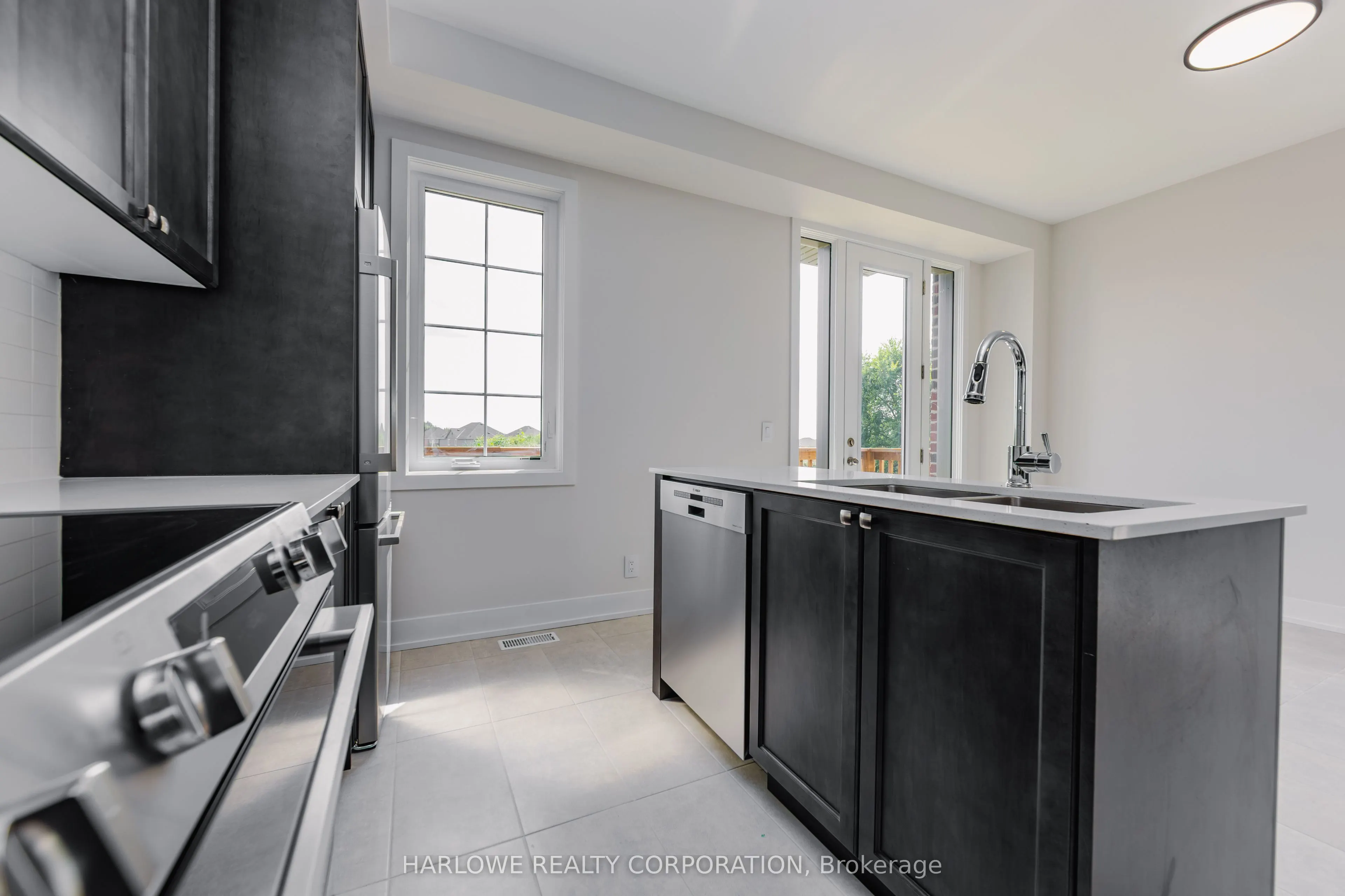 332 Waterhouse Crescent N