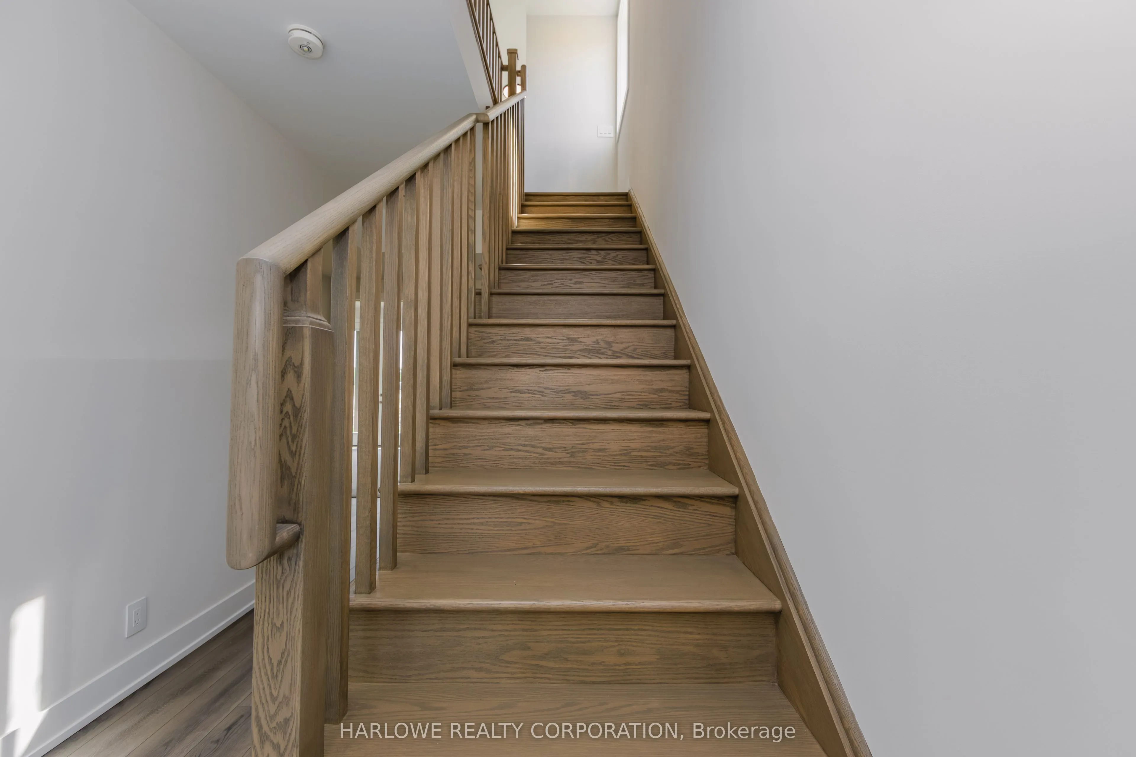332 Waterhouse Crescent N