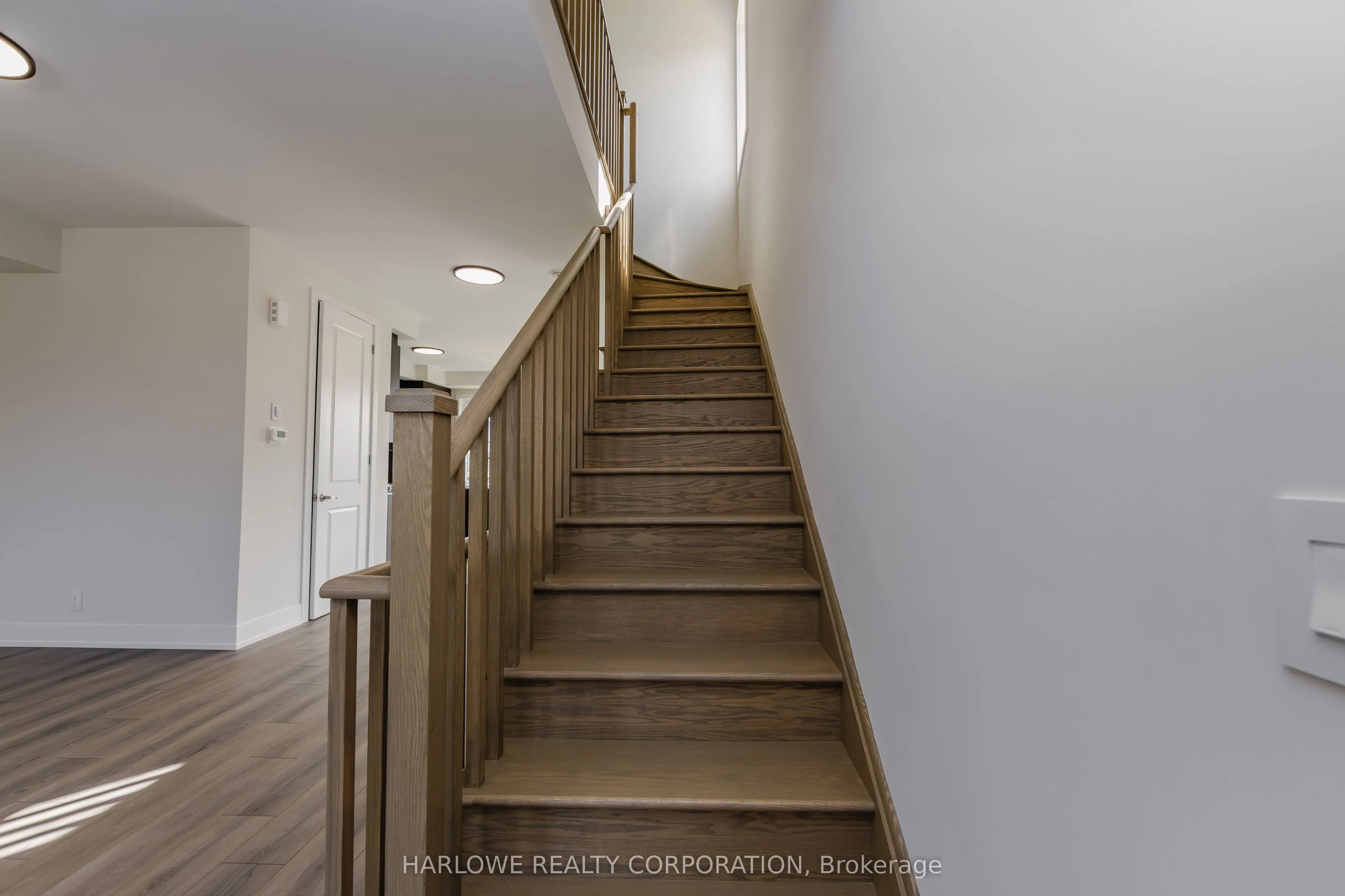 332 Waterhouse Crescent N