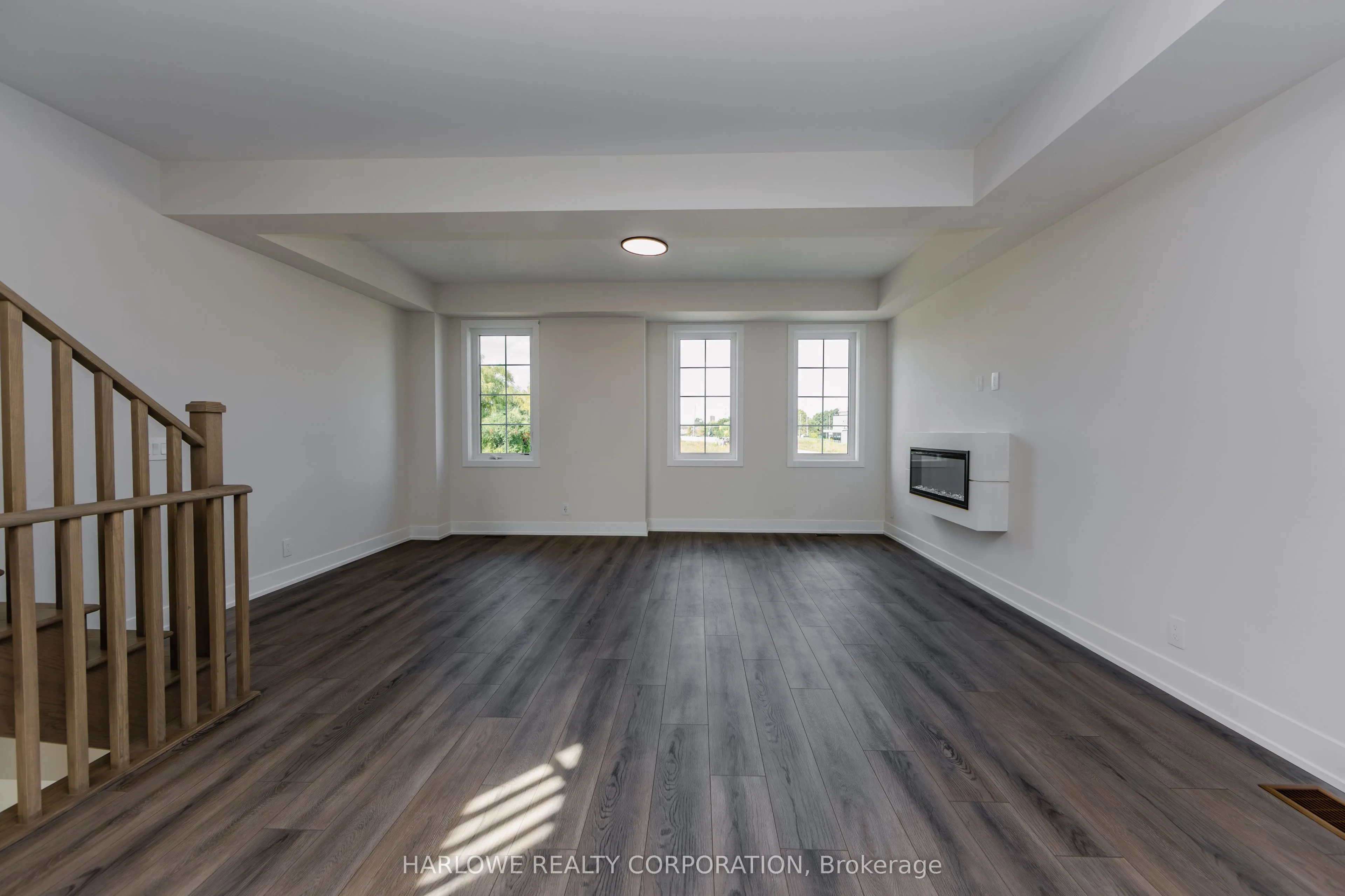 332 Waterhouse Crescent N