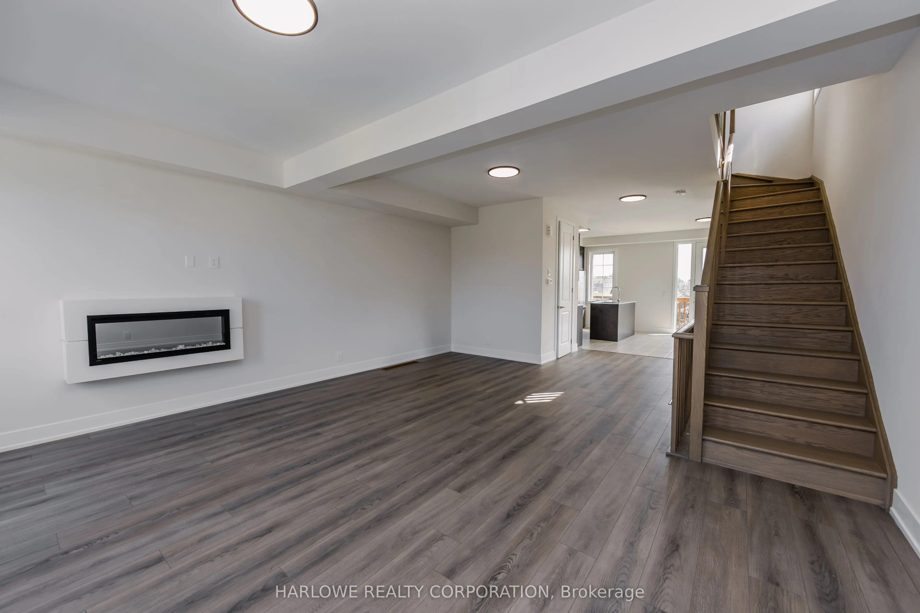 332 Waterhouse Crescent N