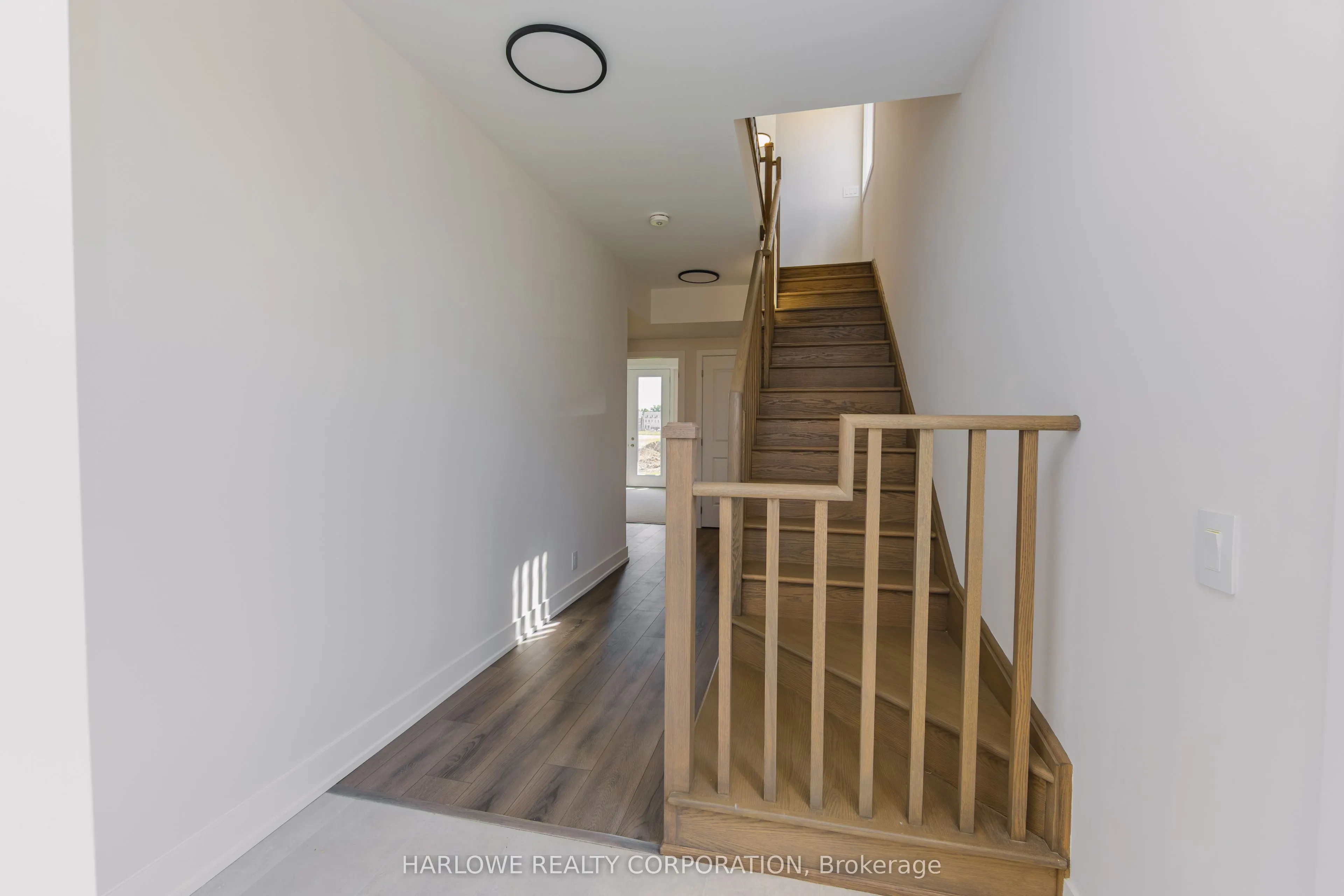 332 Waterhouse Crescent N