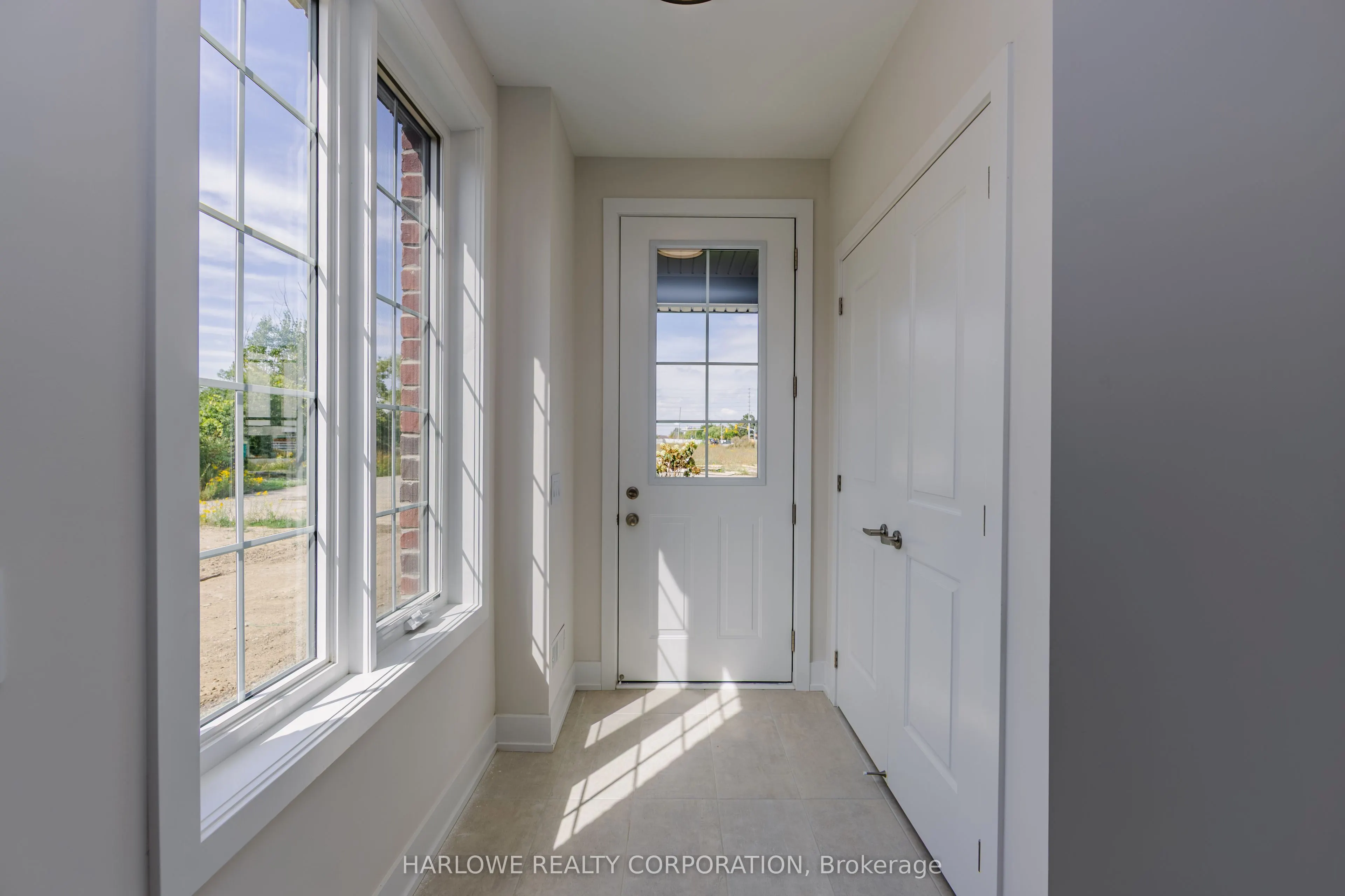 332 Waterhouse Crescent N