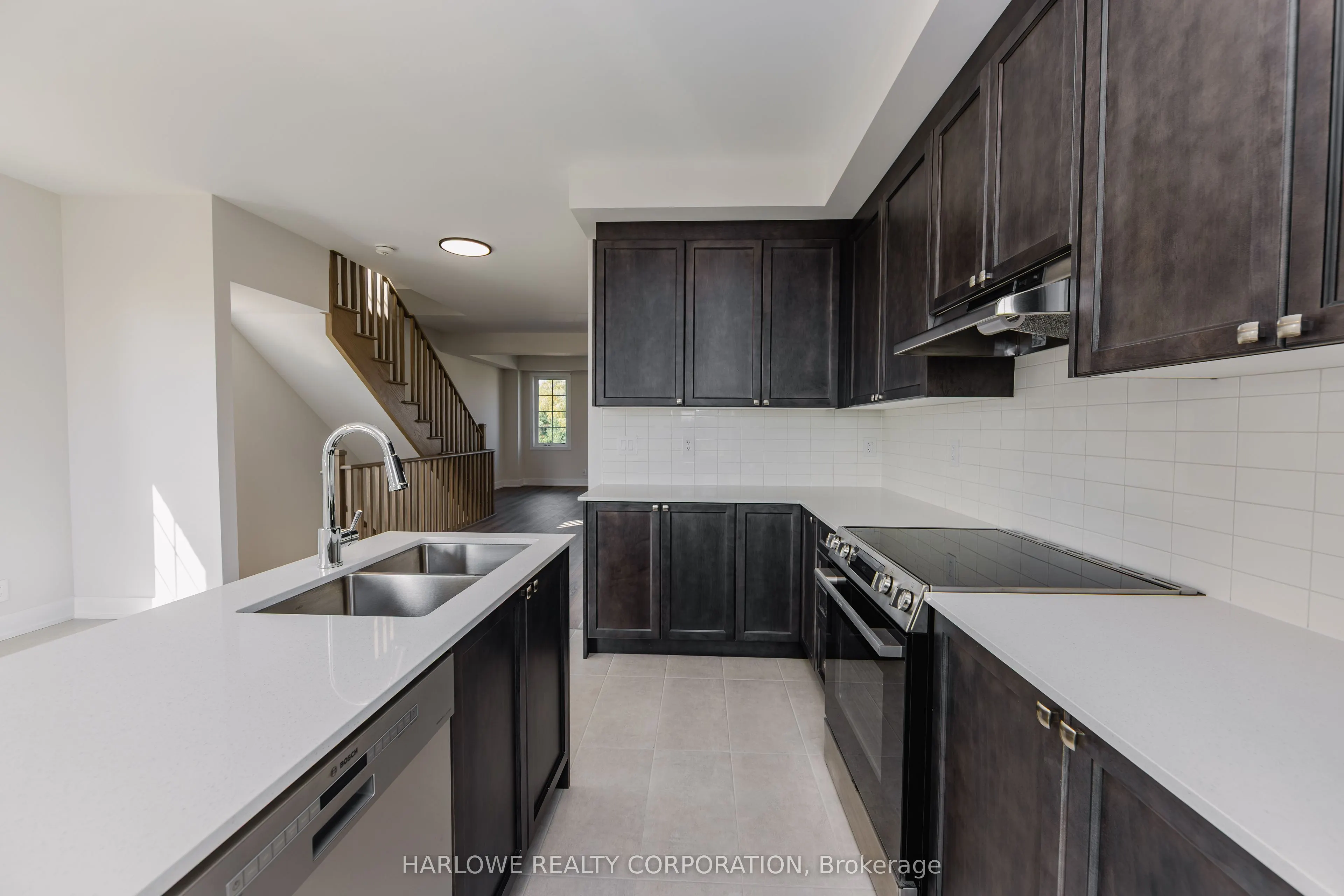332 Waterhouse Crescent N