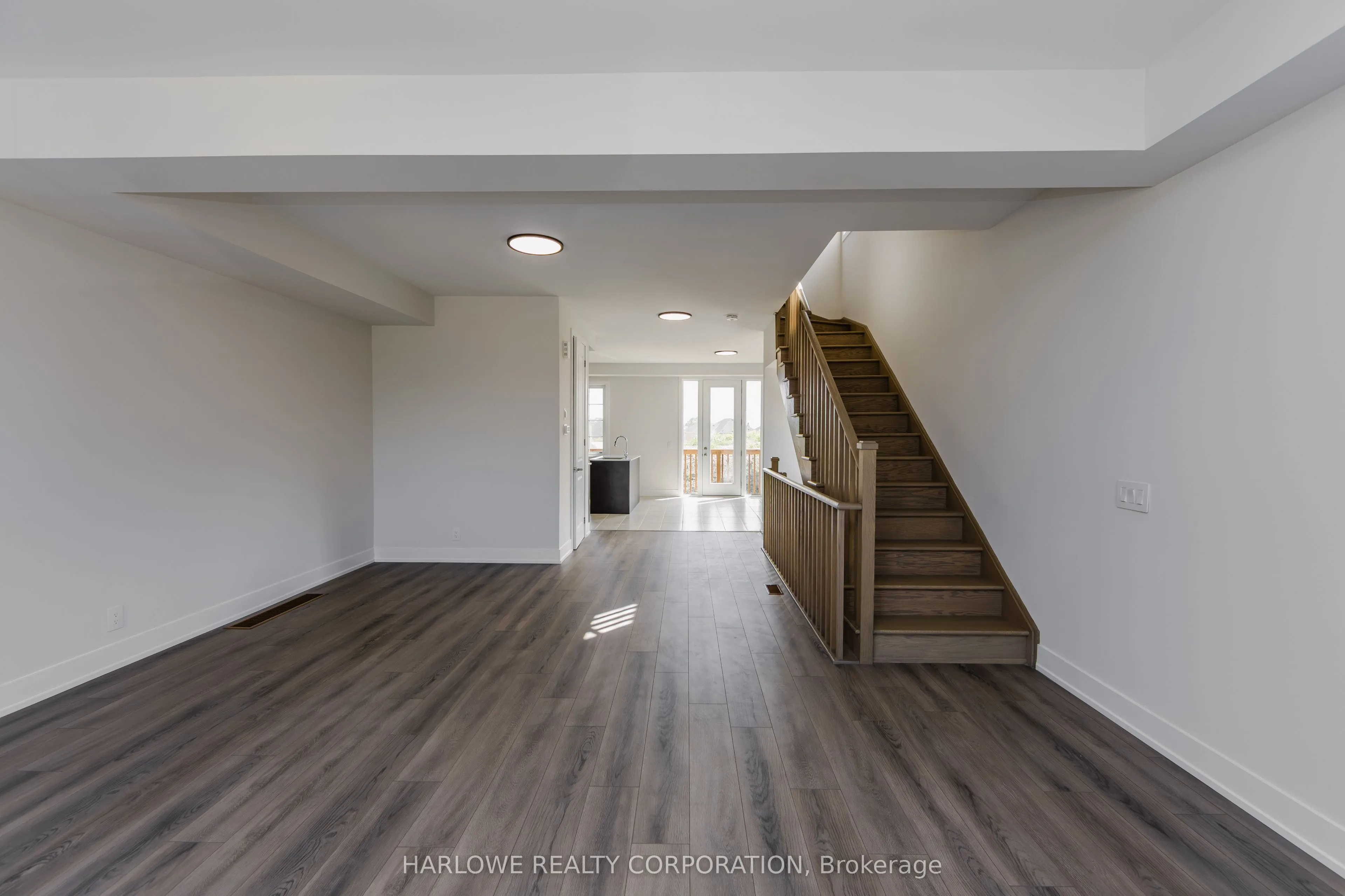 332 Waterhouse Crescent N
