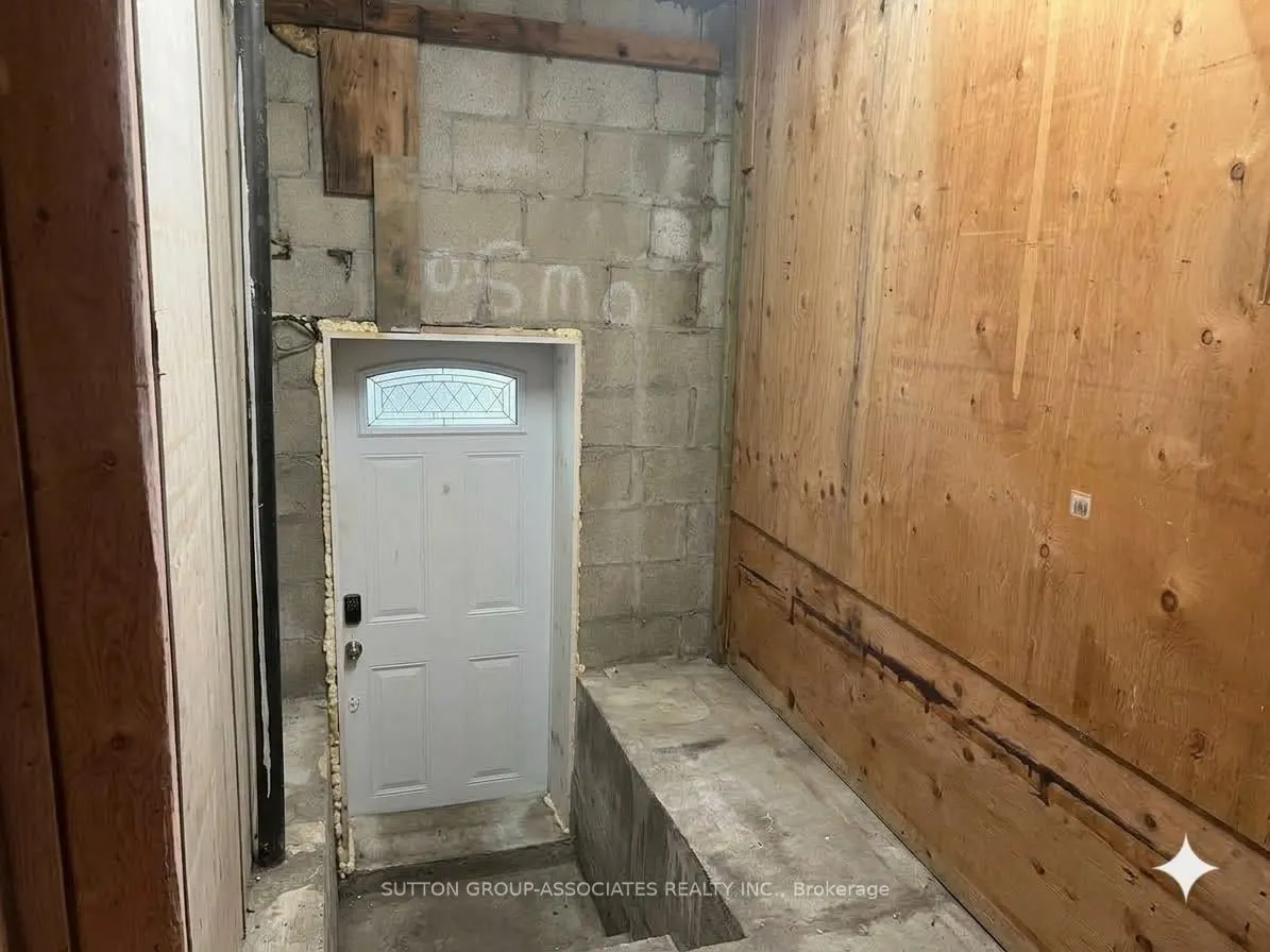 2595 Eglinton Avenue W