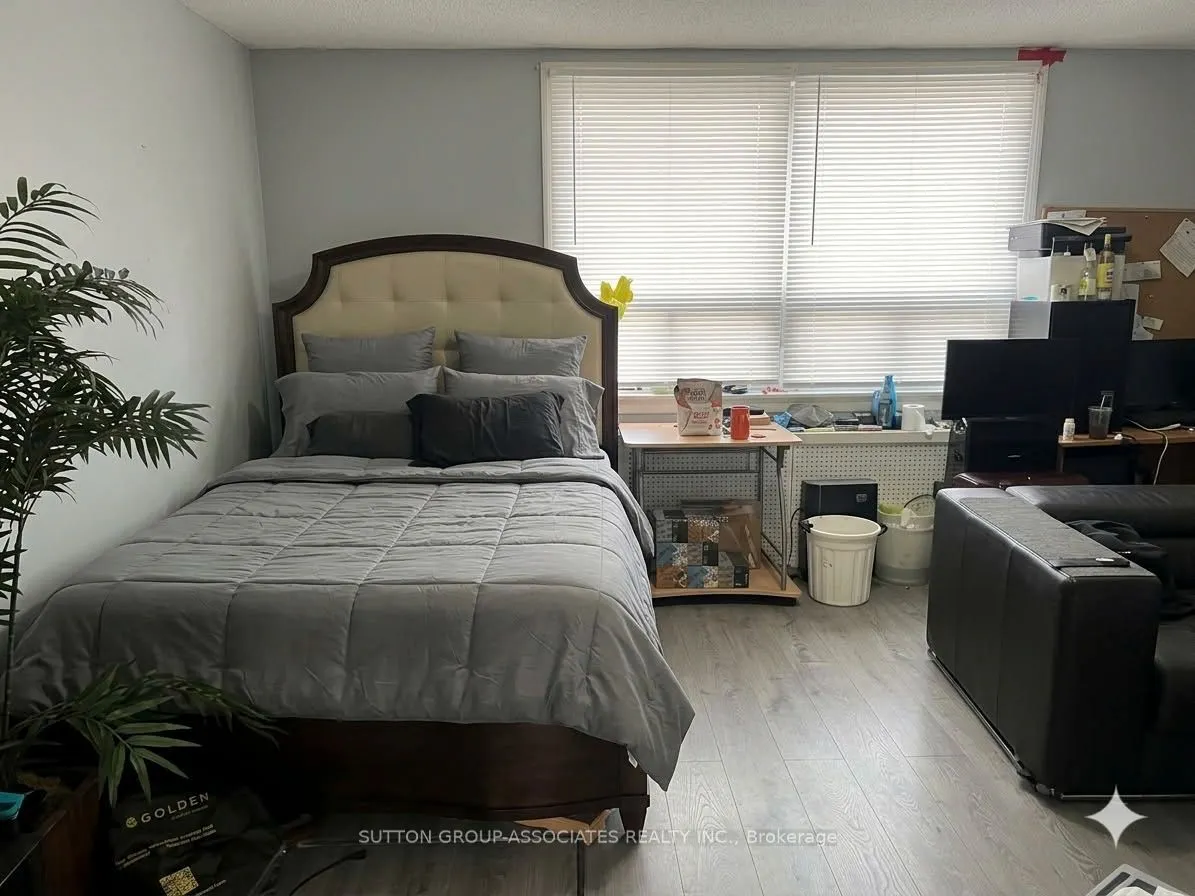 2595 Eglinton Avenue W