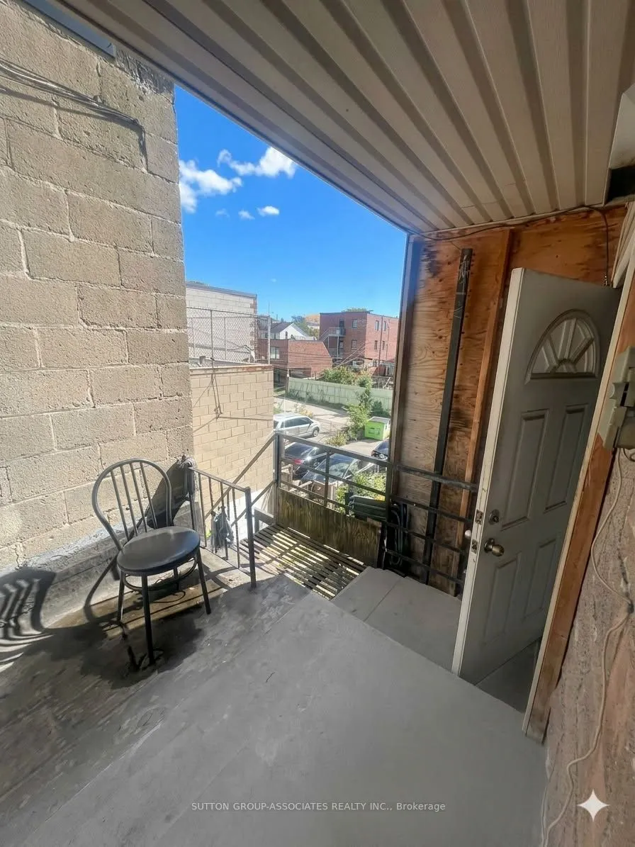 2595 Eglinton Avenue W