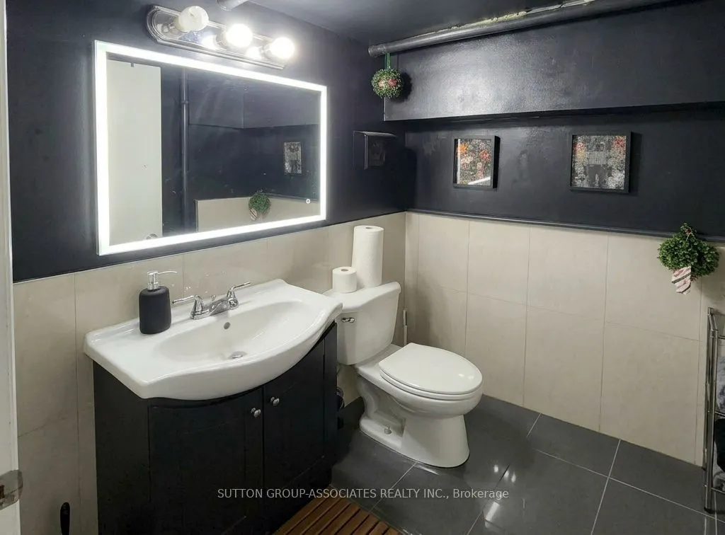 2595 Eglinton Avenue W