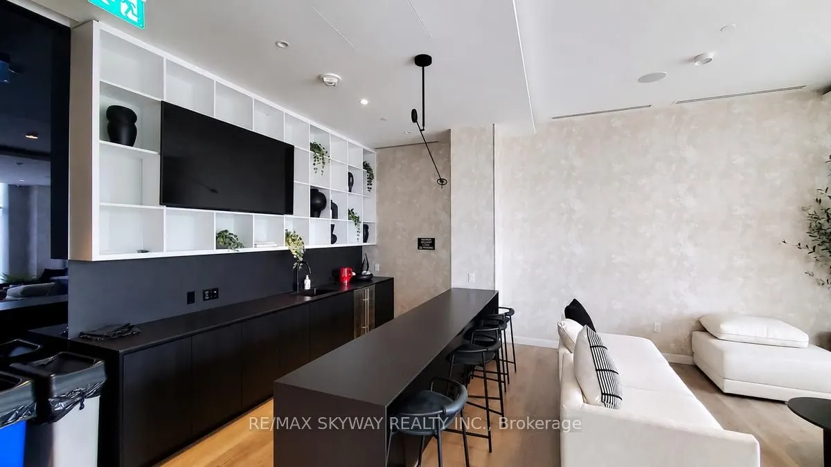86 Dundas Street E #523