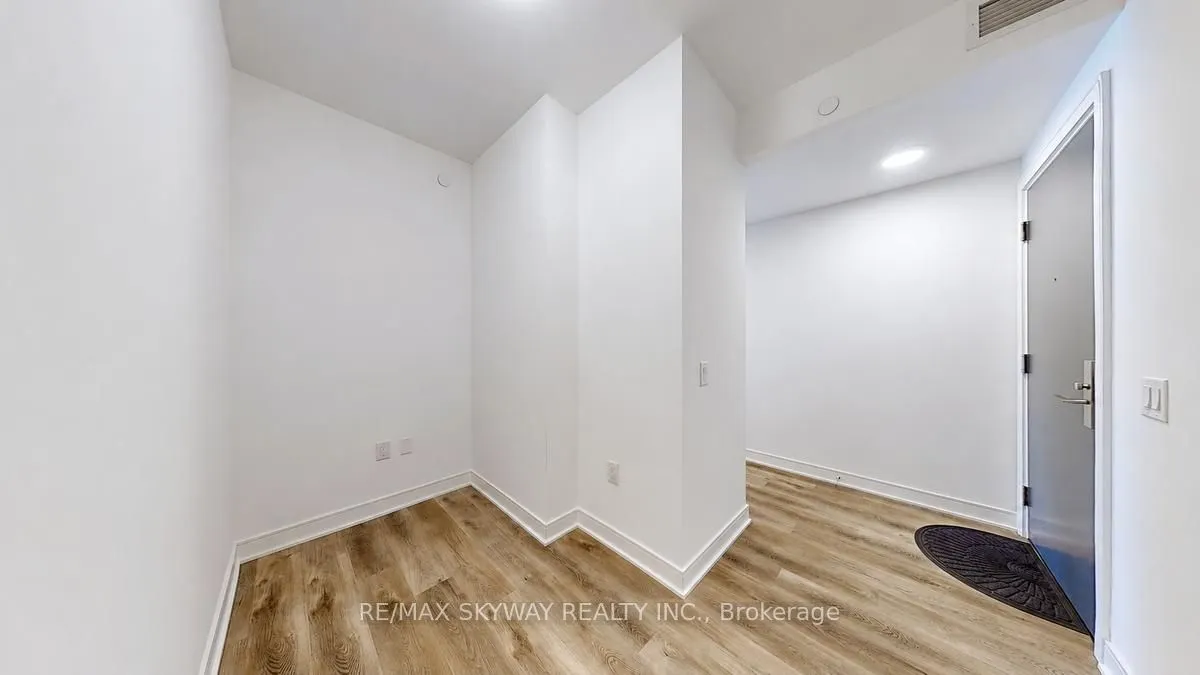 86 Dundas Street E #523
