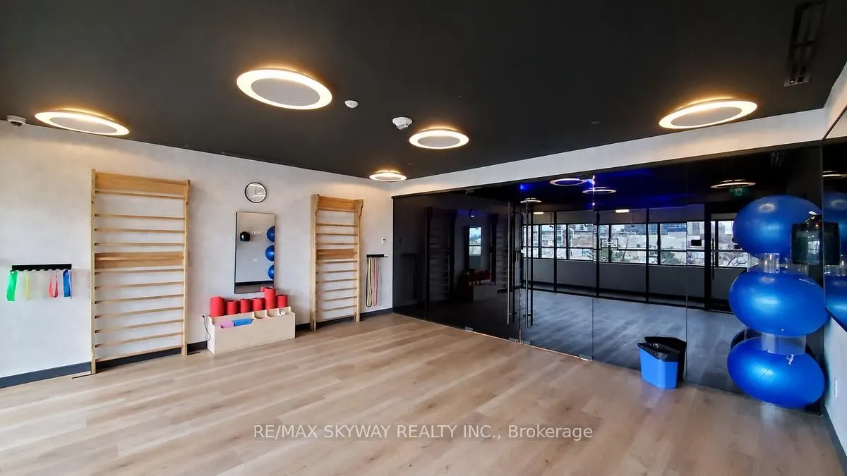 86 Dundas Street E #523