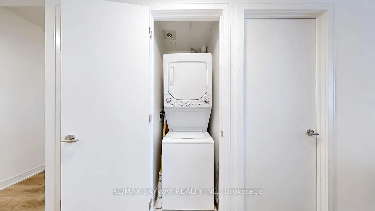 86 Dundas Street E #523