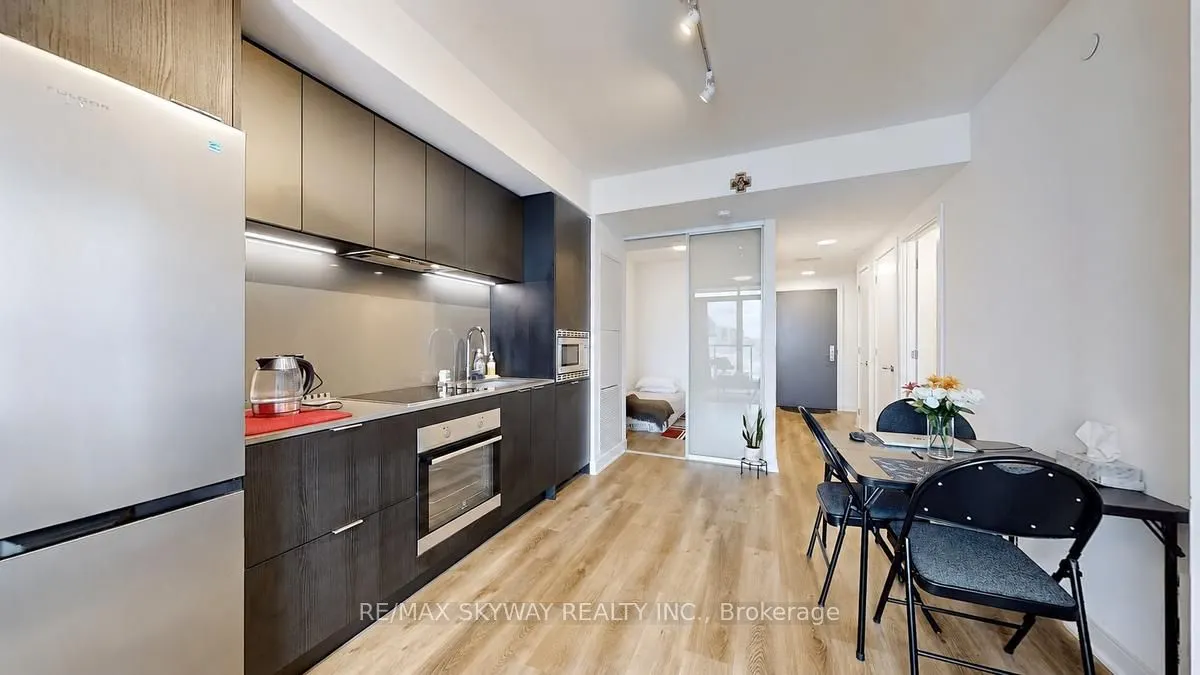 86 Dundas Street E #523