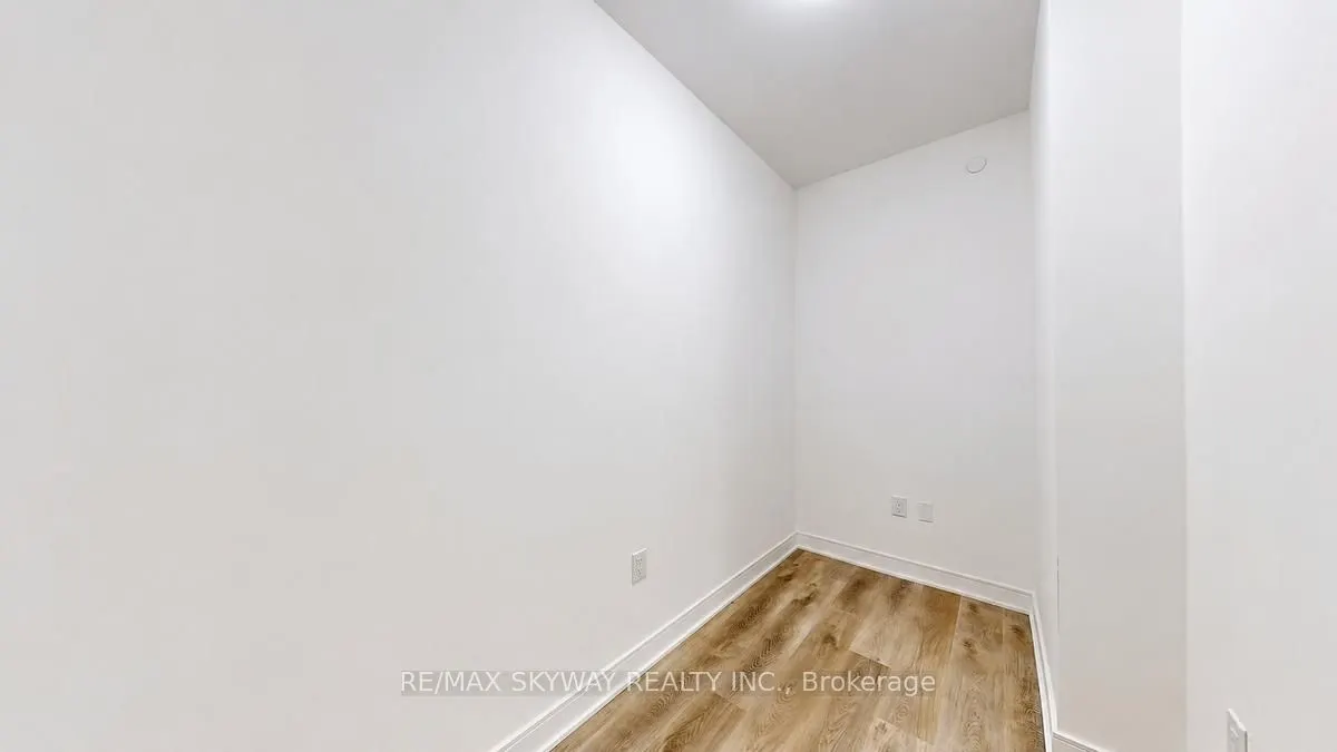 86 Dundas Street E #523
