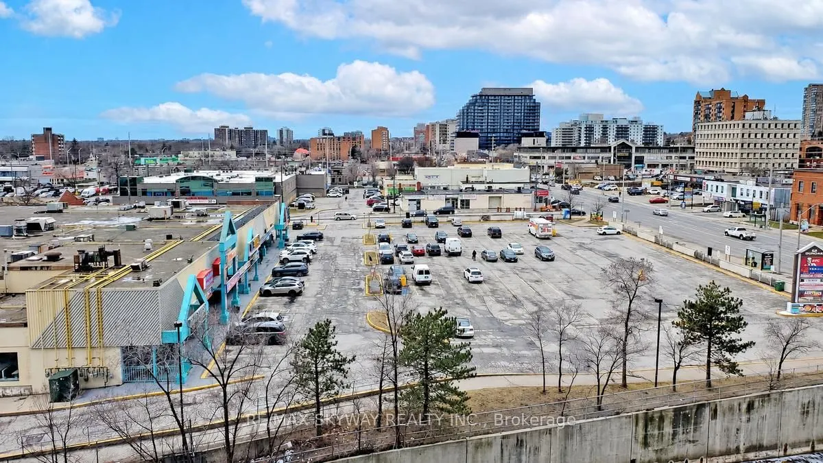 86 Dundas Street E #523
