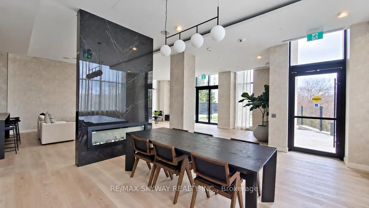 86 Dundas Street E #523