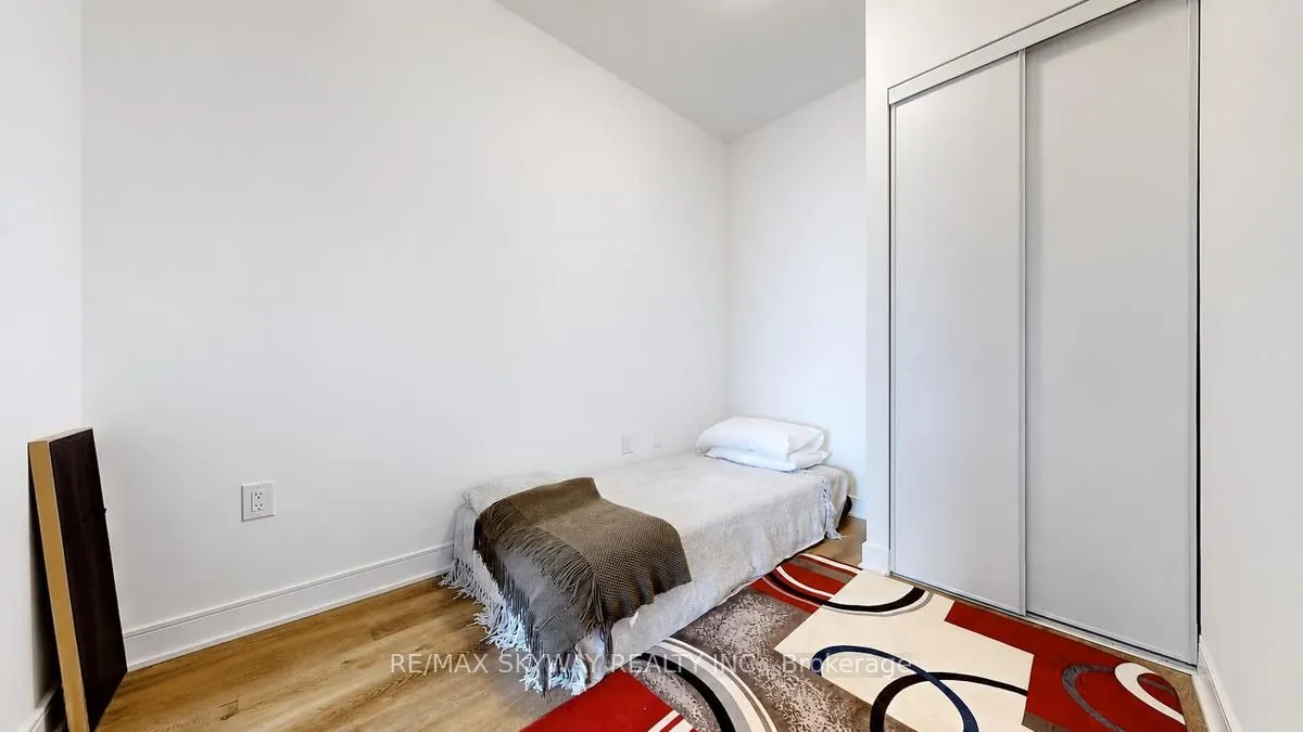 86 Dundas Street E #523