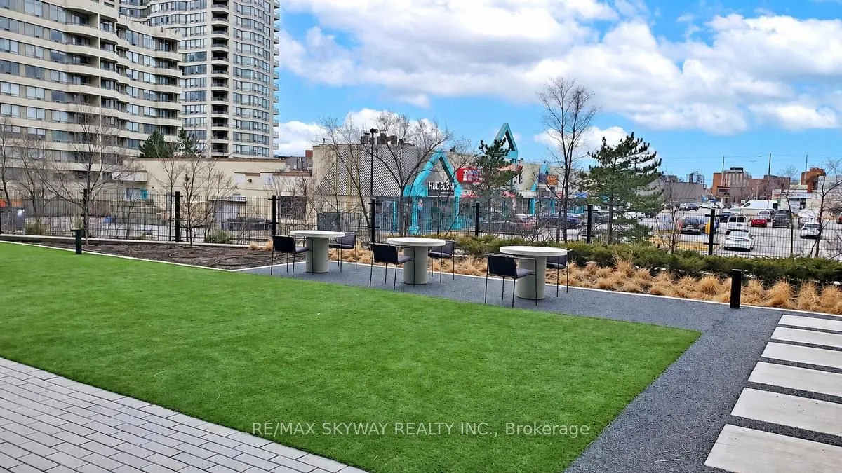 86 Dundas Street E #523