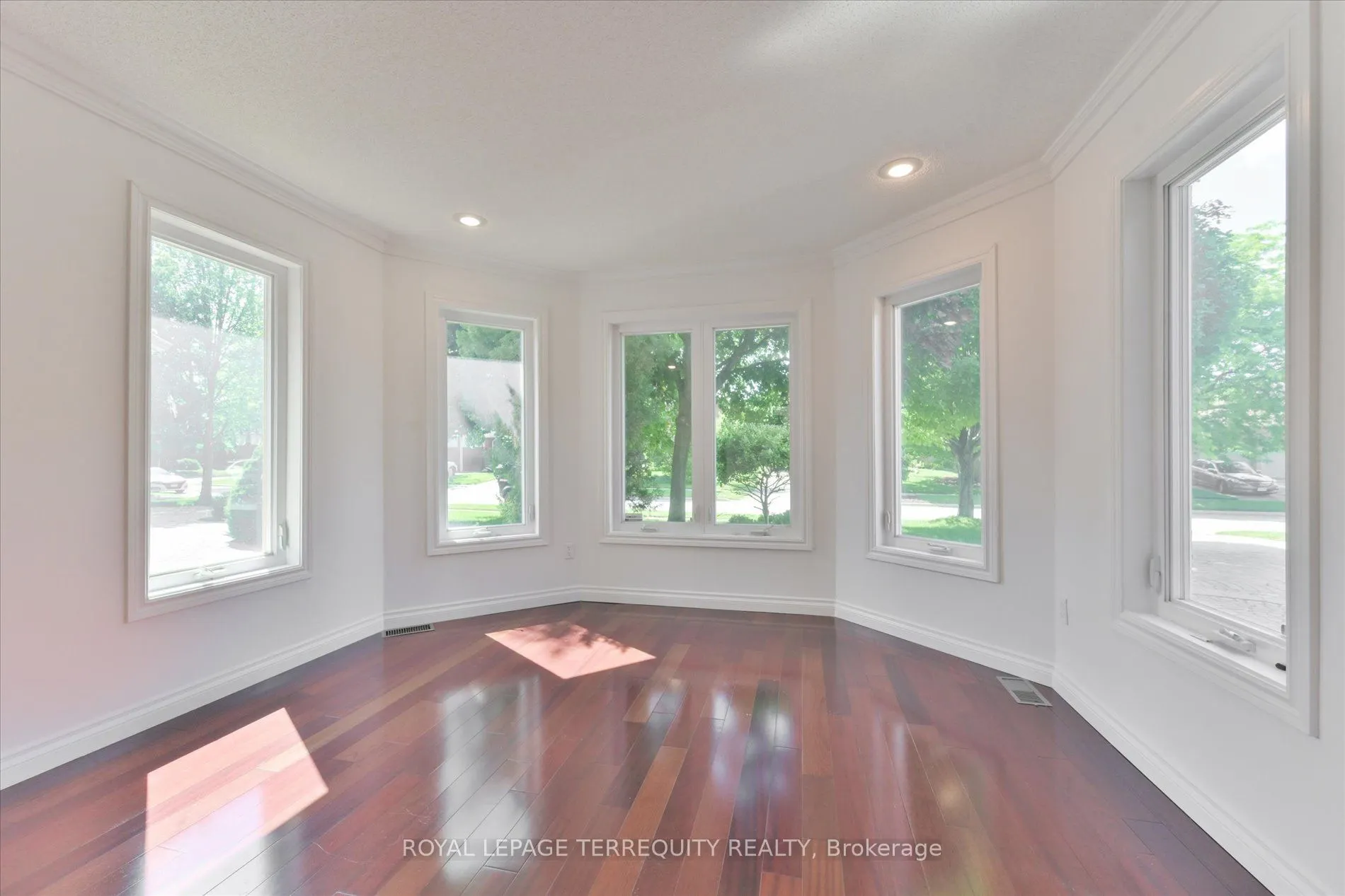 2216 Dunvegan Avenue